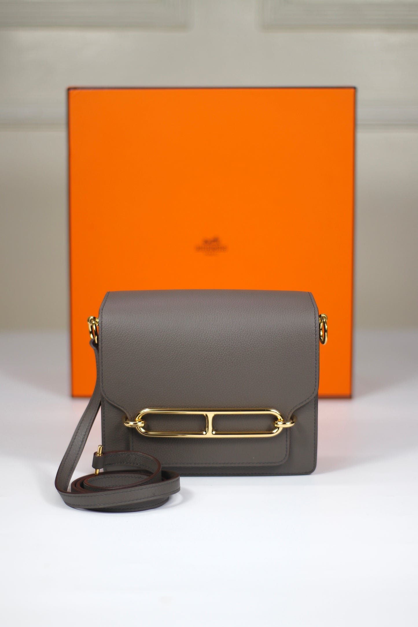 Roulis 18 – Etain with Gold Hardware