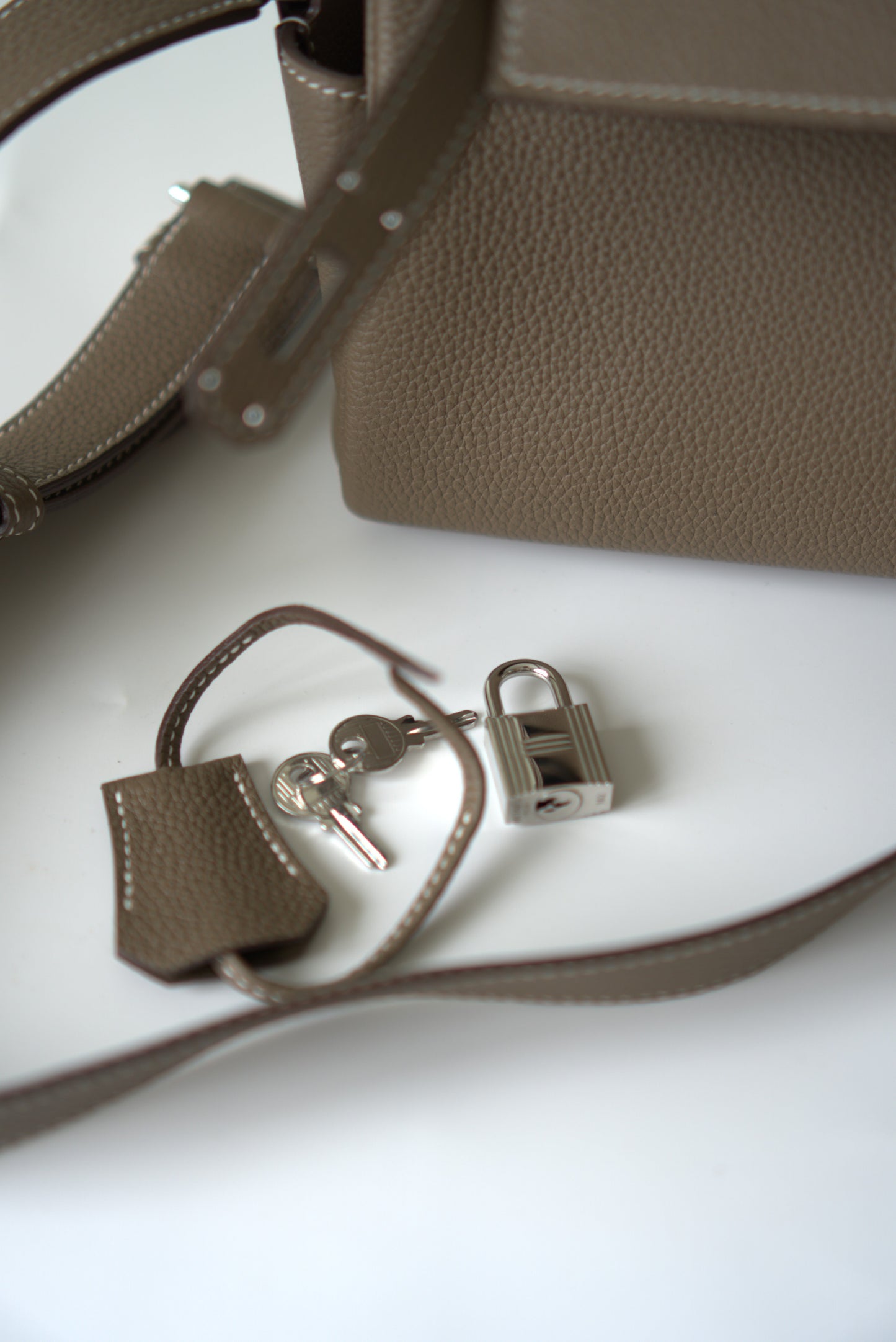 Kelly Messenger in Étoupe