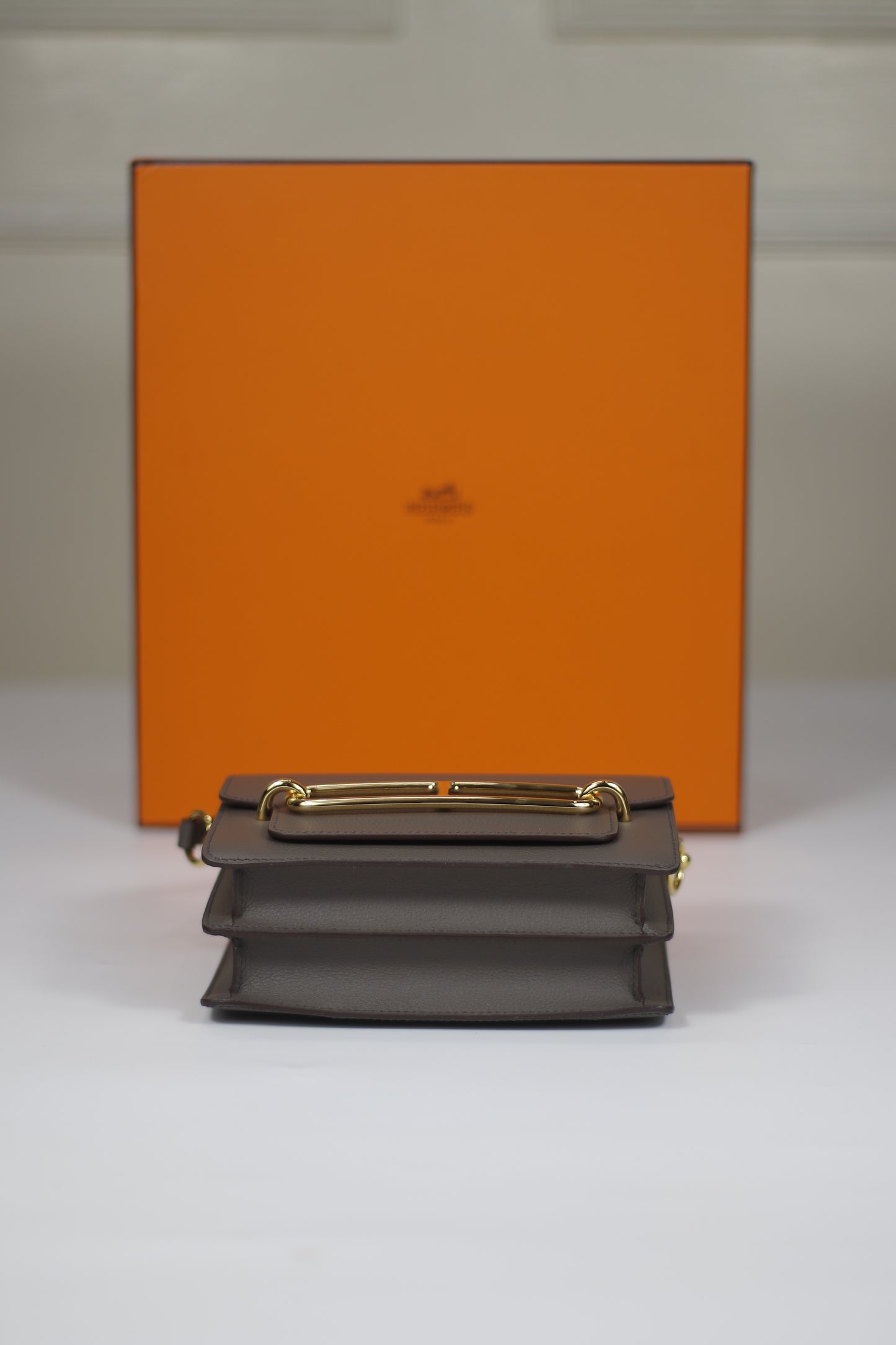 Roulis 18 – Etain with Gold Hardware