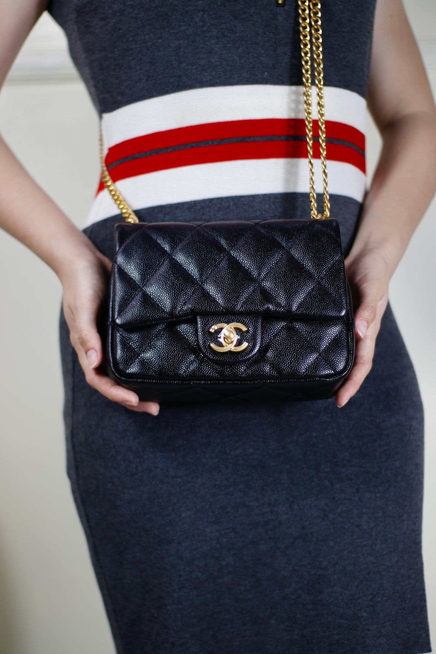 Pearl Crush Mini – Black Caviar with Gold Hardware