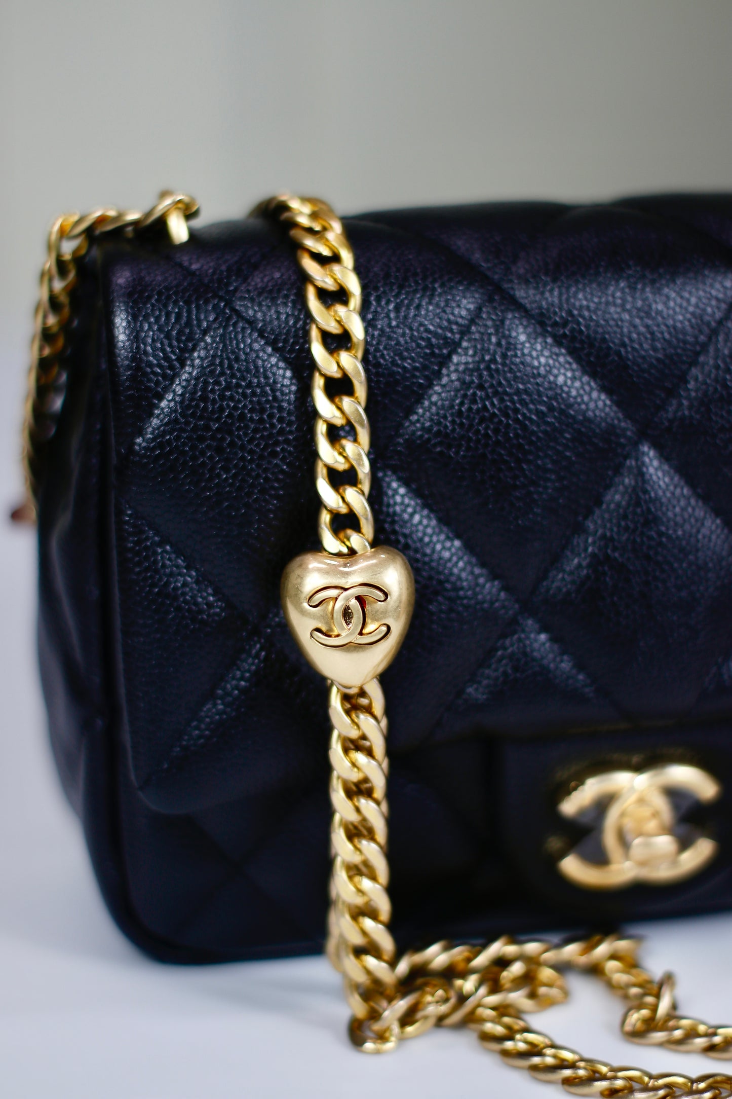 Pearl Crush Mini – Black Caviar with Gold Hardware