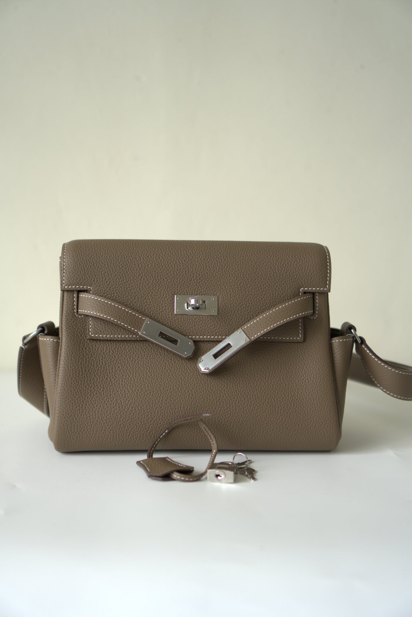 Kelly Messenger in Étoupe