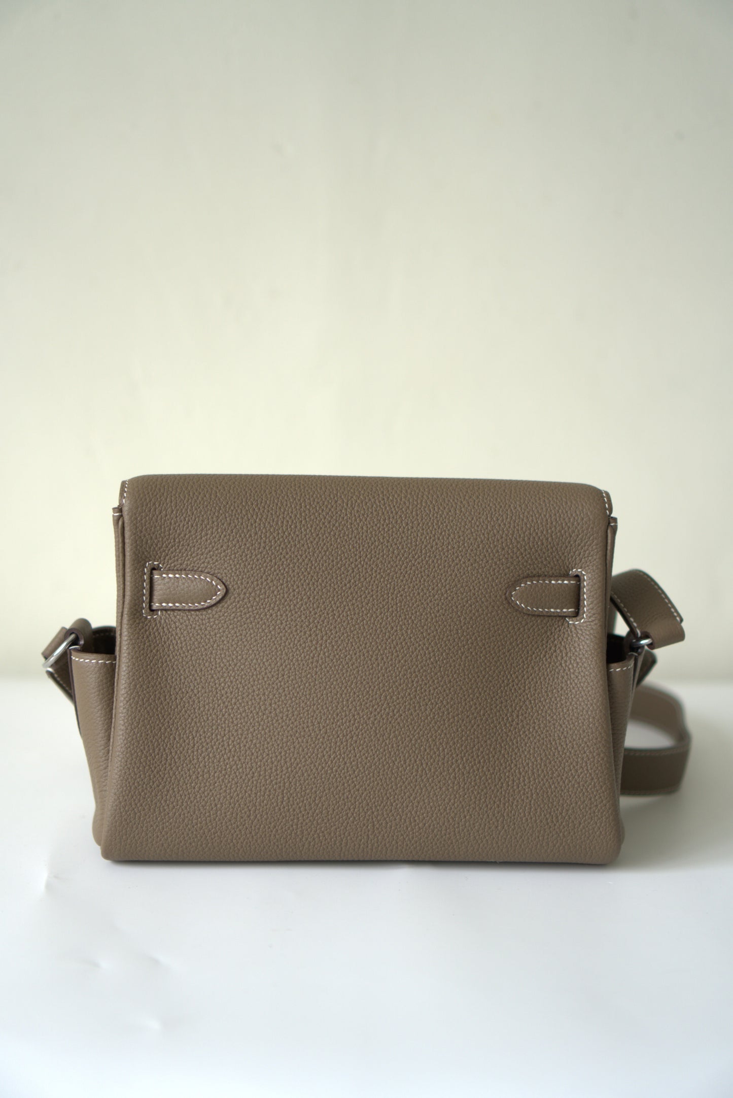 Kelly Messenger in Étoupe
