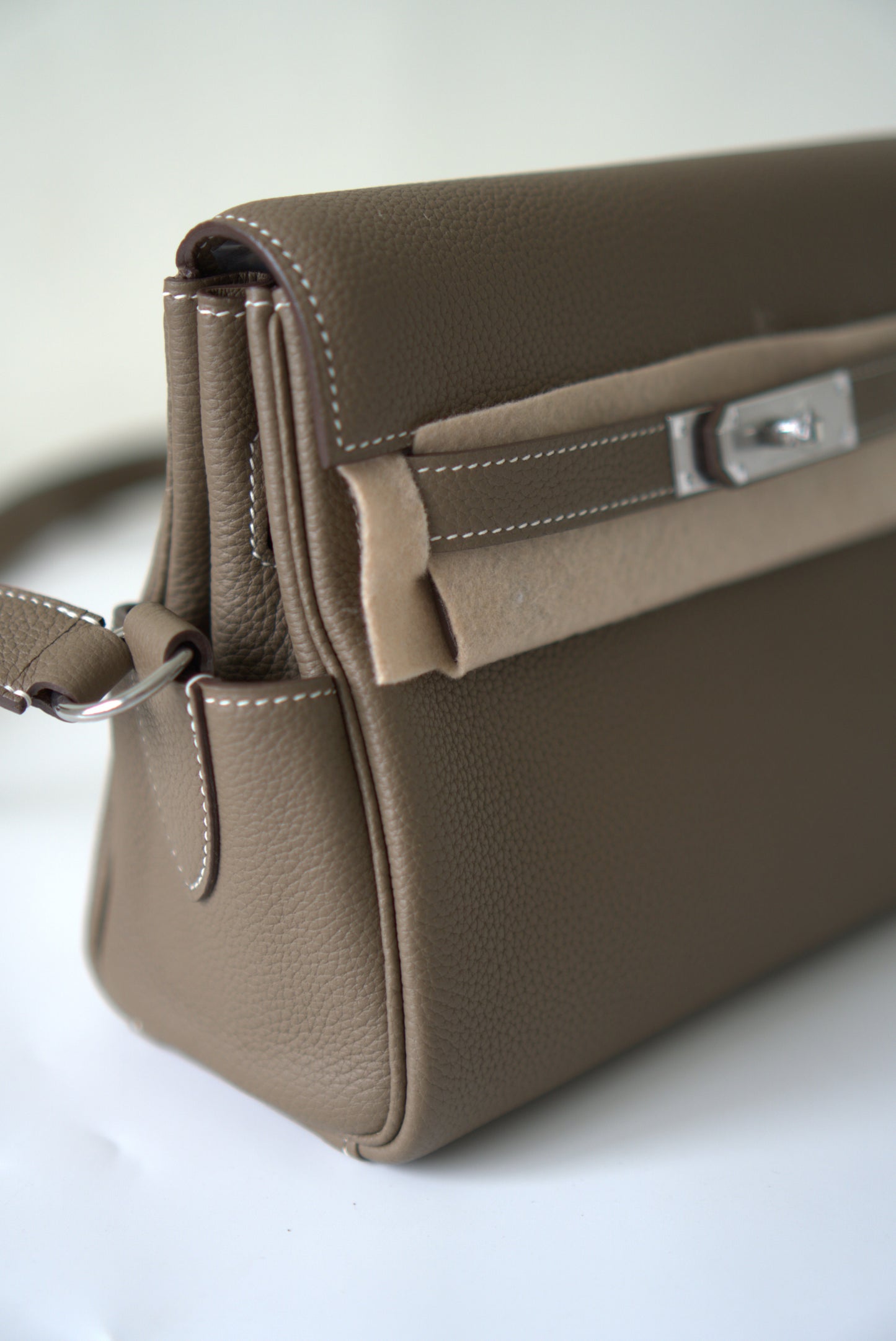 Kelly Messenger in Étoupe