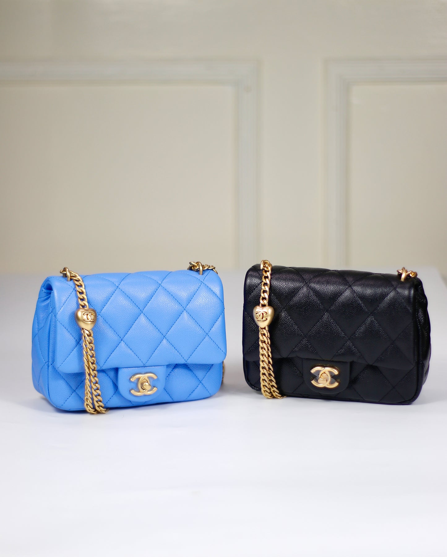 Pearl Crush Mini – Black Caviar with Gold Hardware