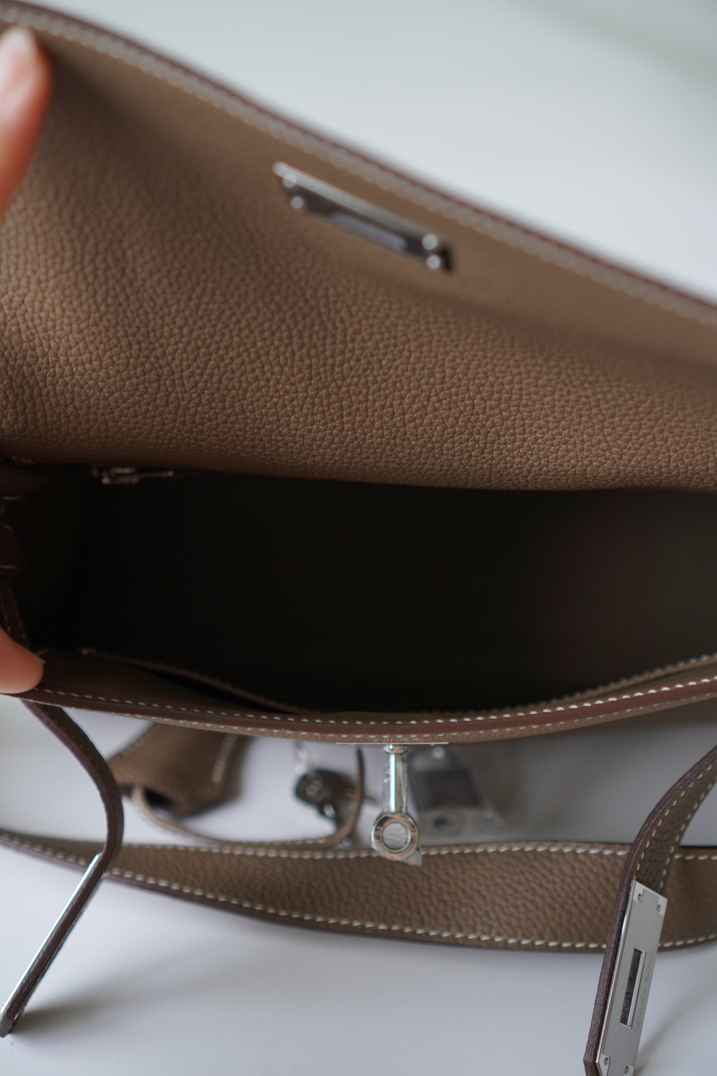 Kelly Messenger in Étoupe