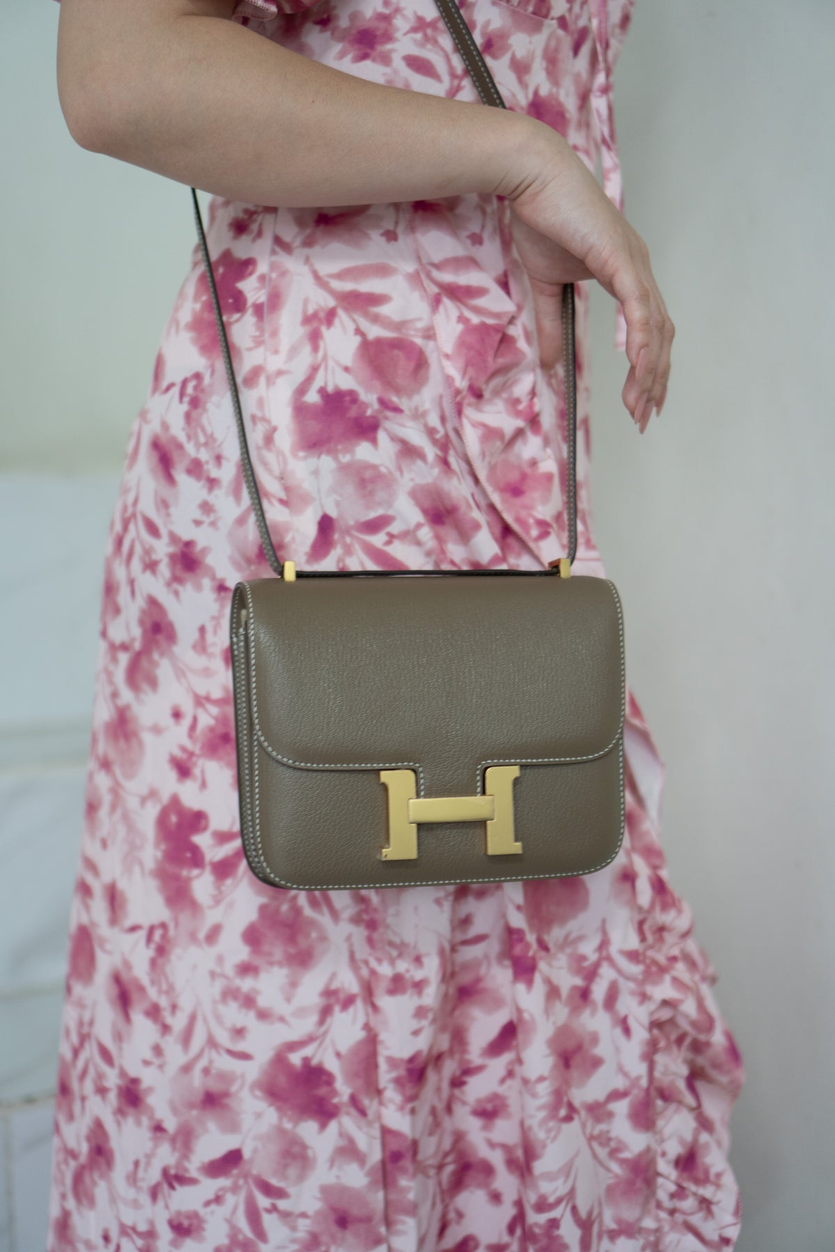 Constanc 18 – Etoupe Epsom Leather with Gold Hardware