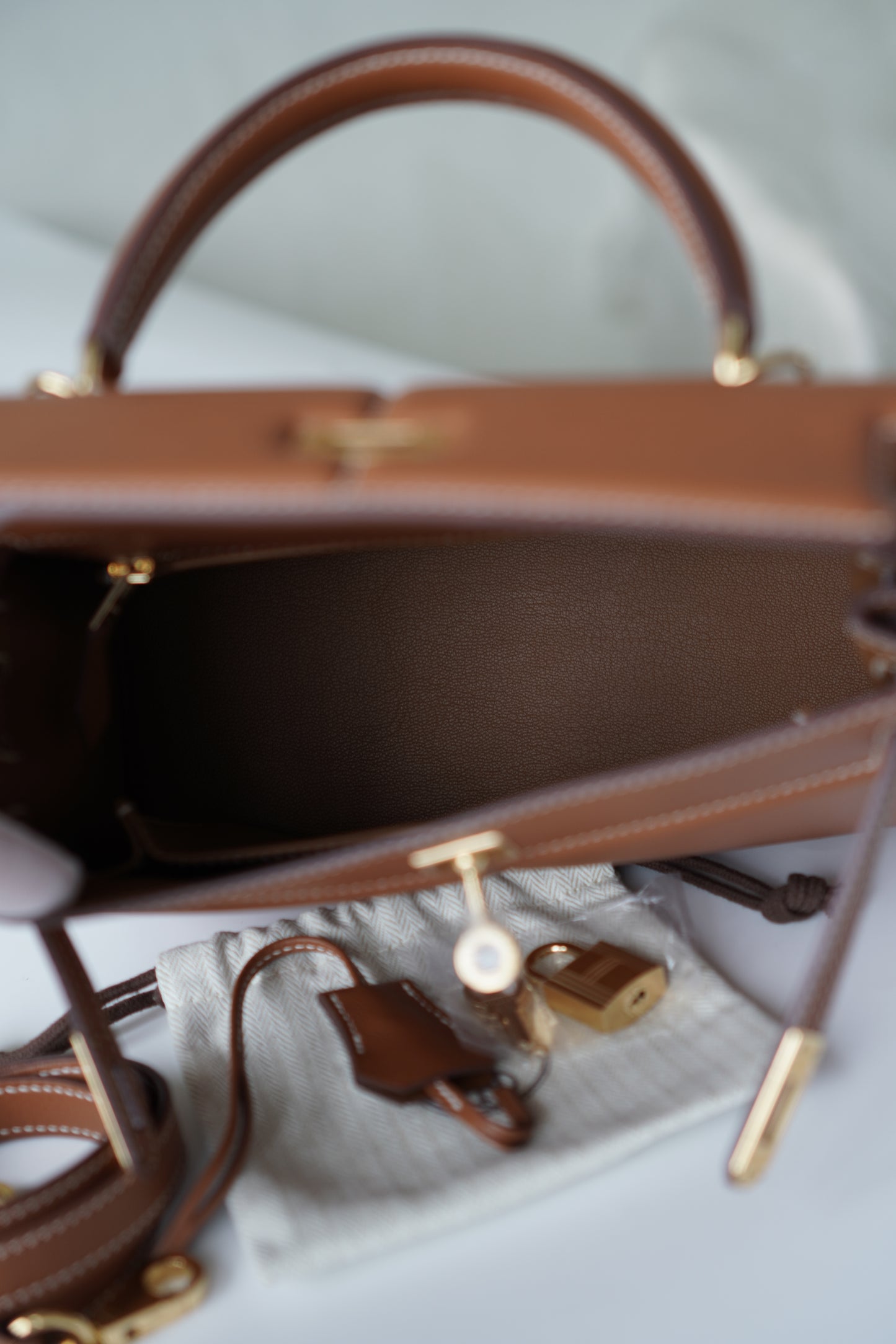 Kelly 25 Padded in Gold Swift