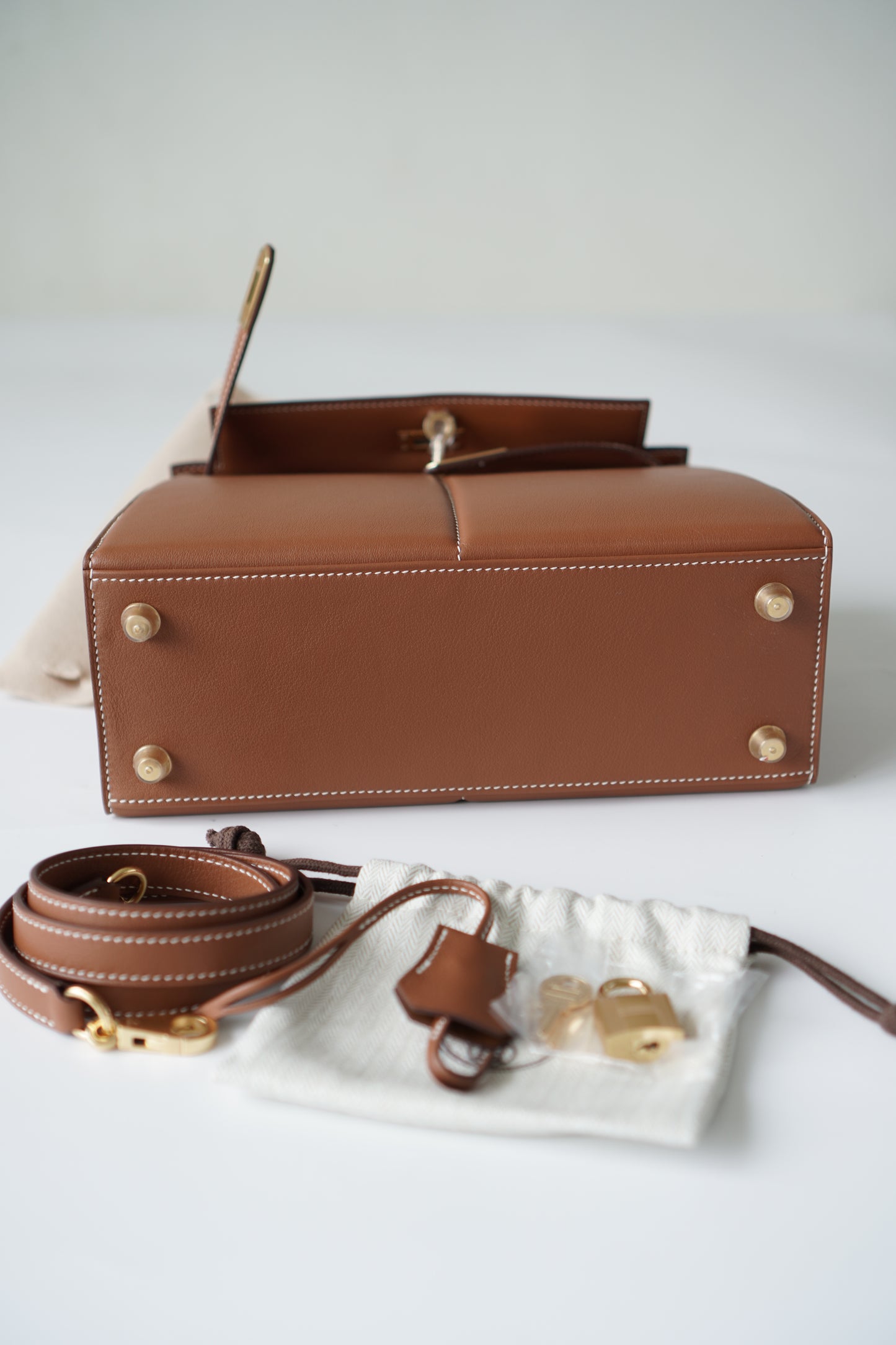 Kelly 25 Padded in Gold Swift