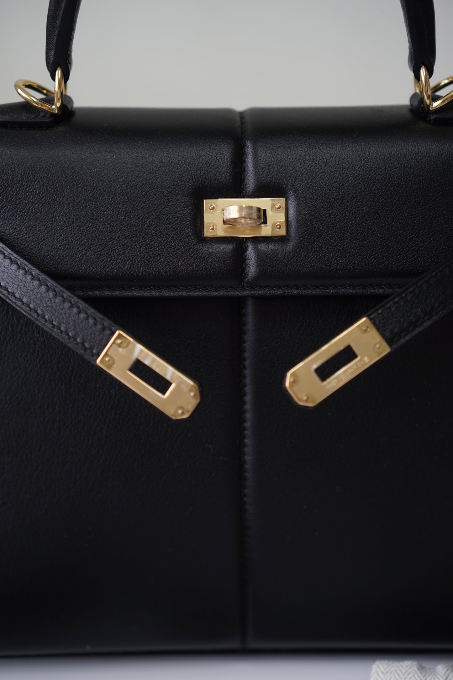 Kelly 25 Padded in Noir Swift