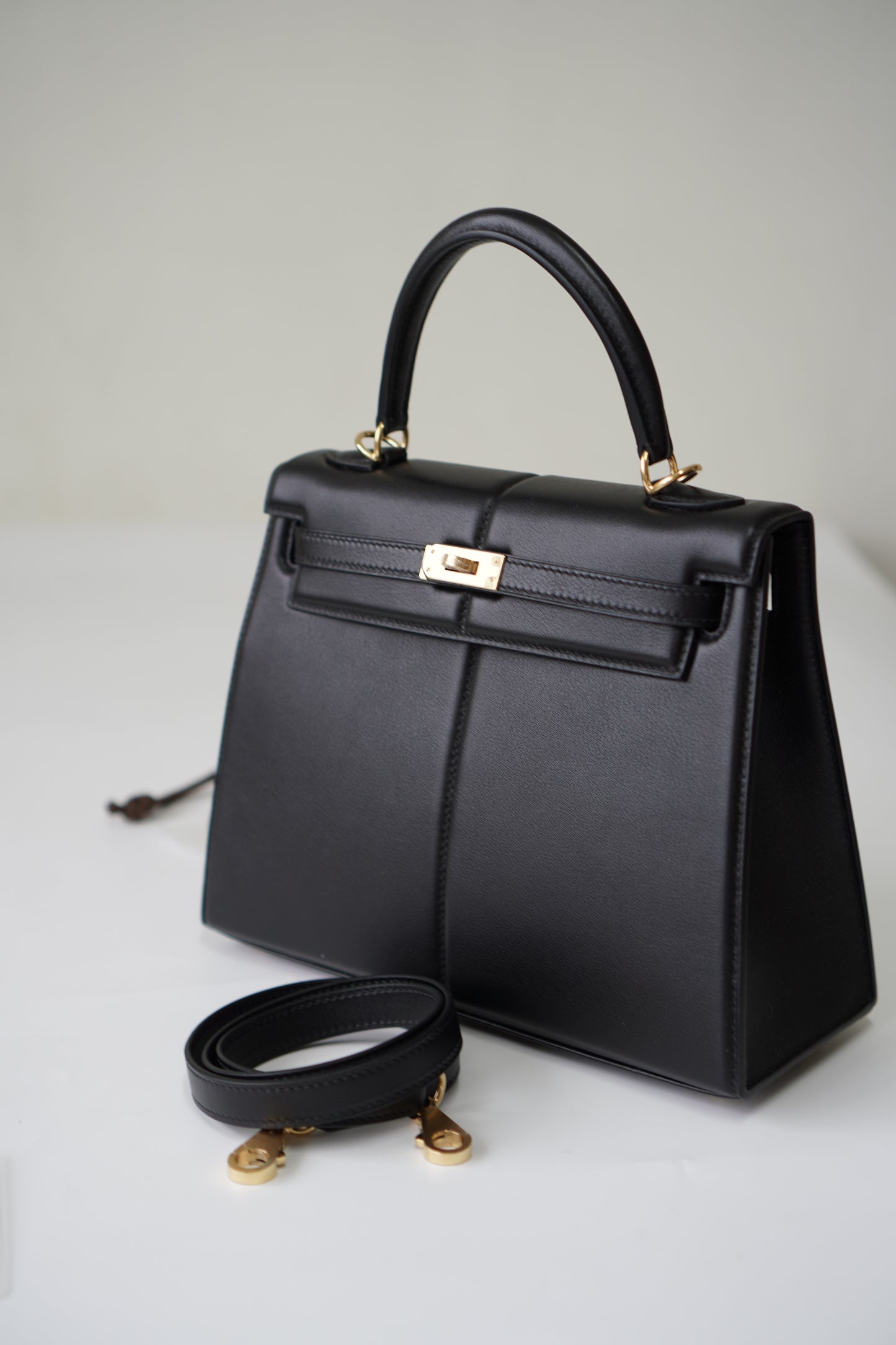 Kelly 25 Padded in Noir Swift
