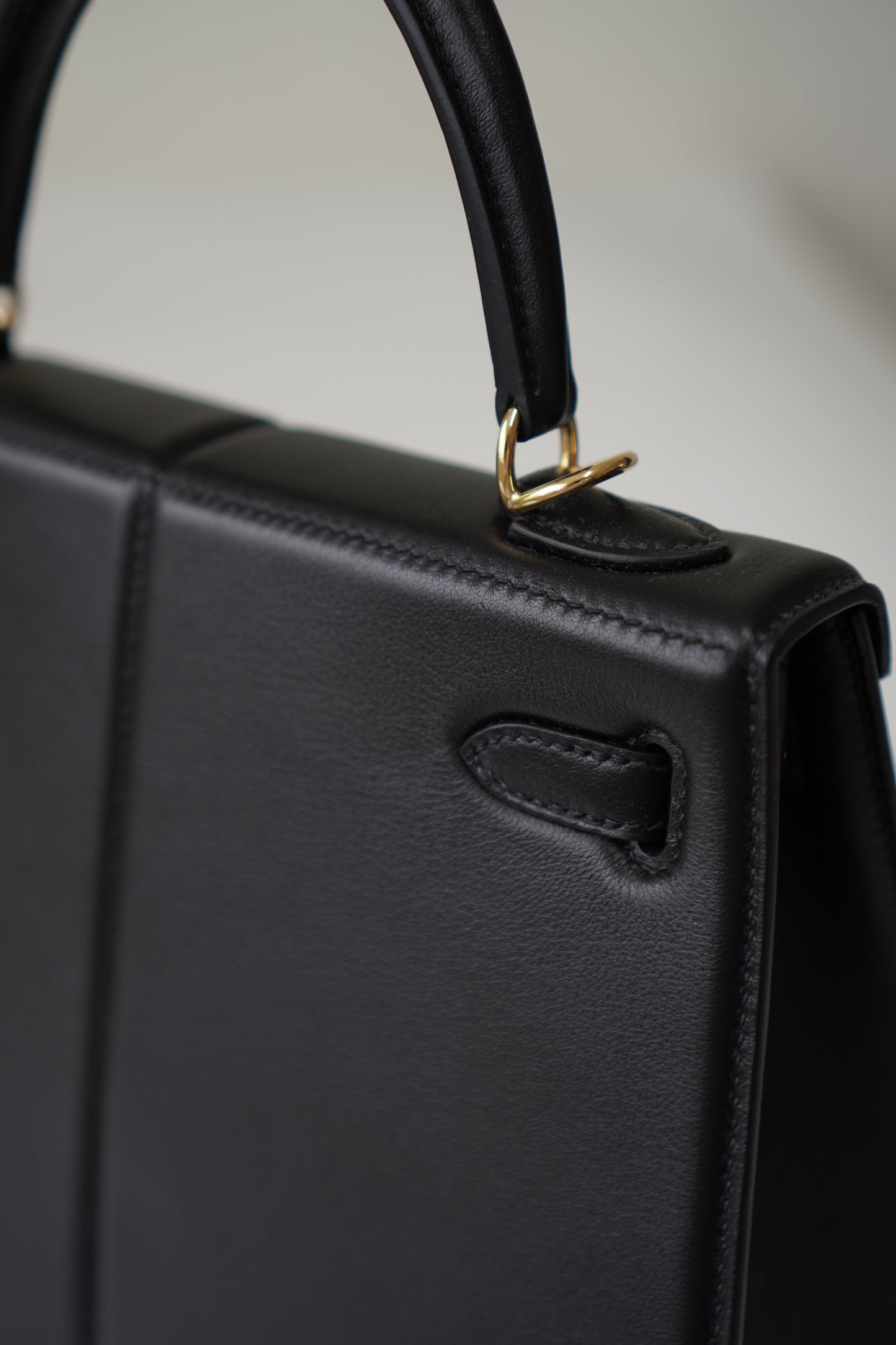Kelly 25 Padded in Noir Swift