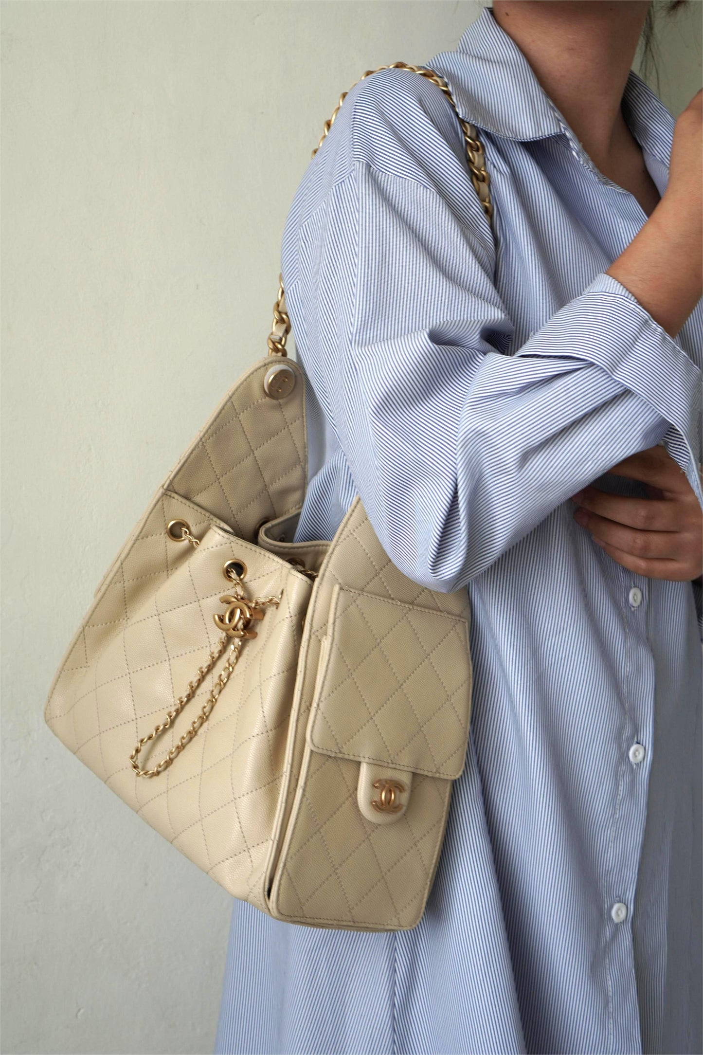 C25 Drawstring Tote in Beige Caviar Leather