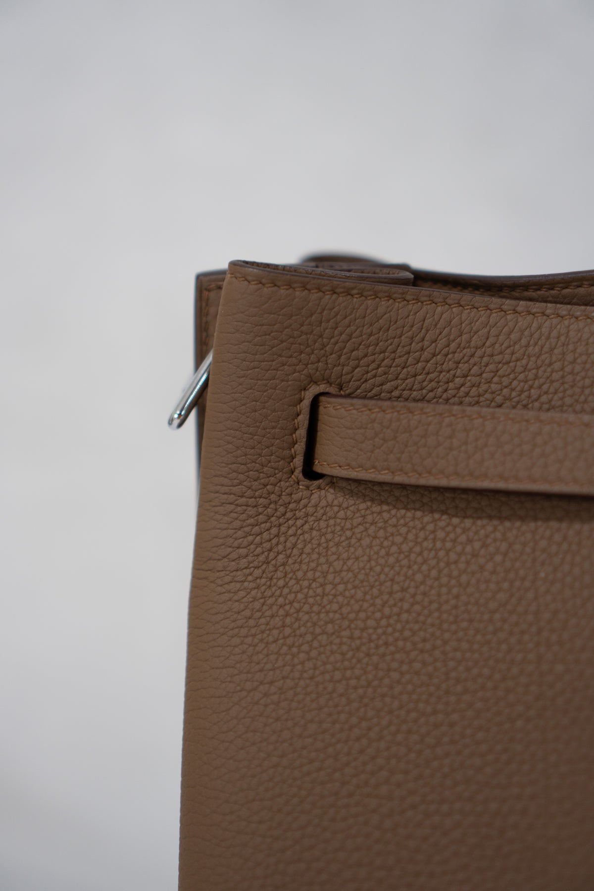 So Kelly 26 – Beige Weimar Clemence Leather with Palladium Hardware