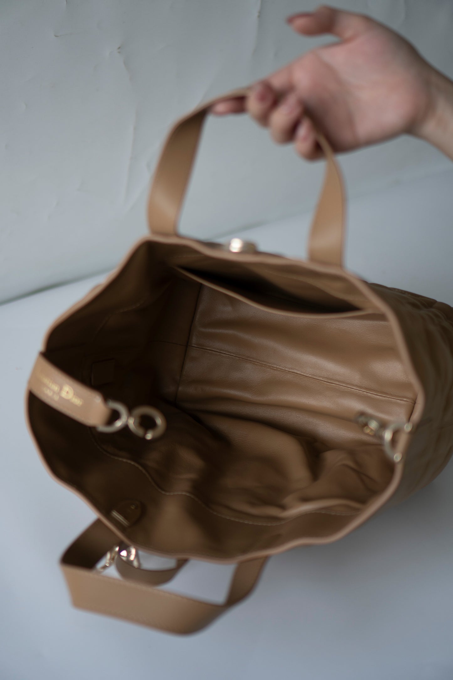 Toujours Vertical Tote – Medium Tan