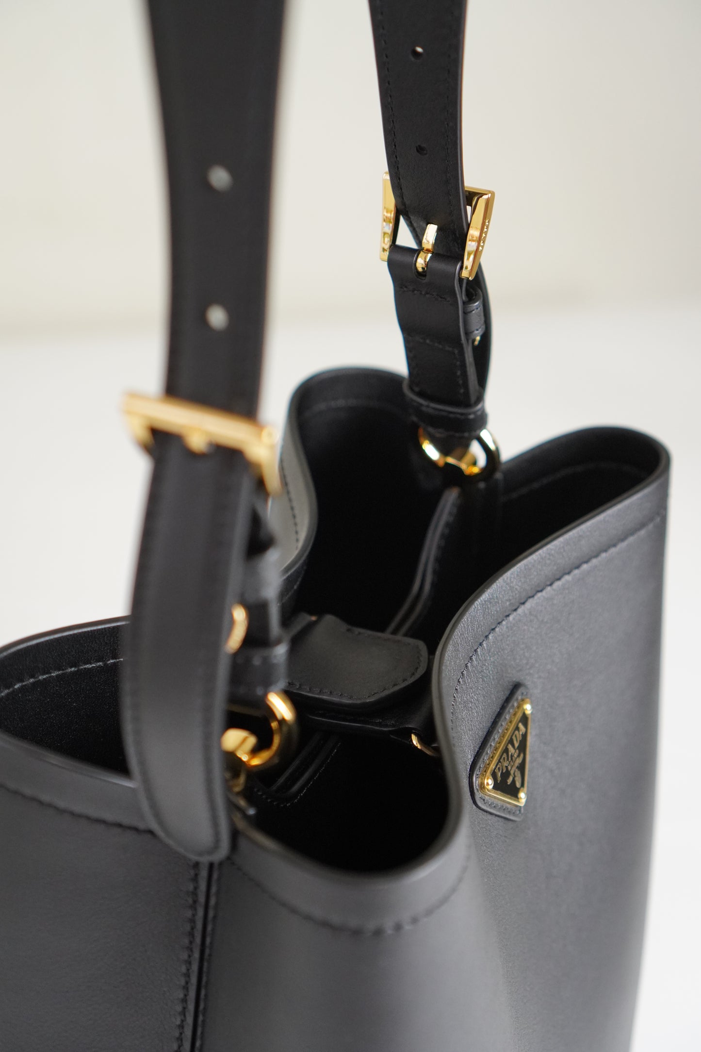 Bucket Bag in smooth Nappa leather