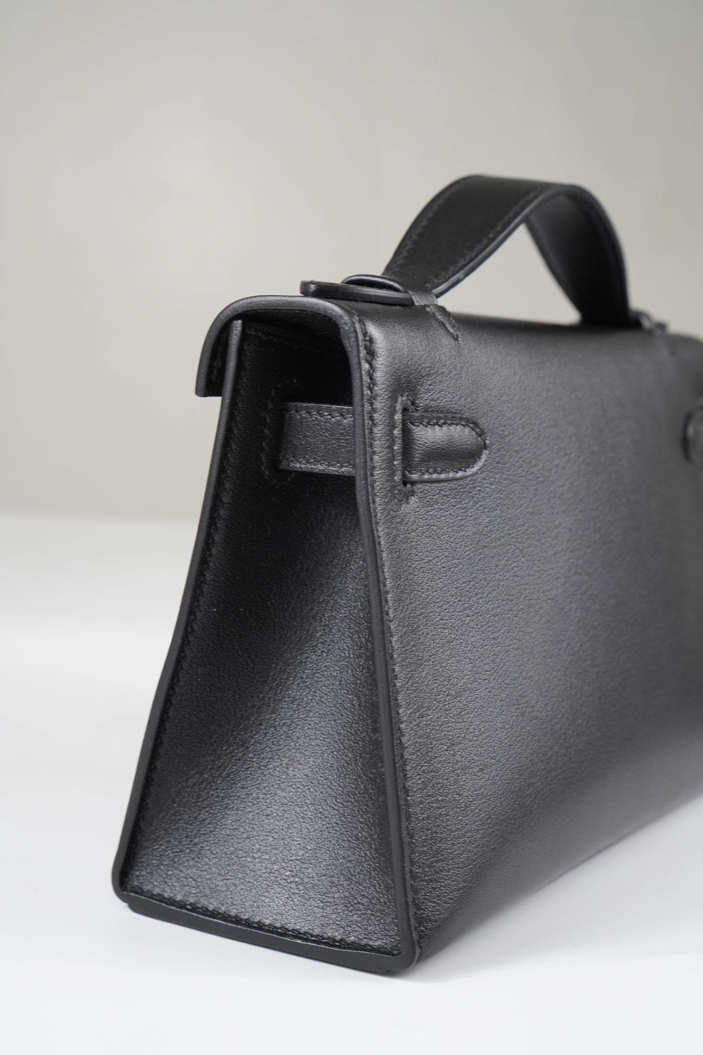 Kelly Pochette in Noir Swift leather