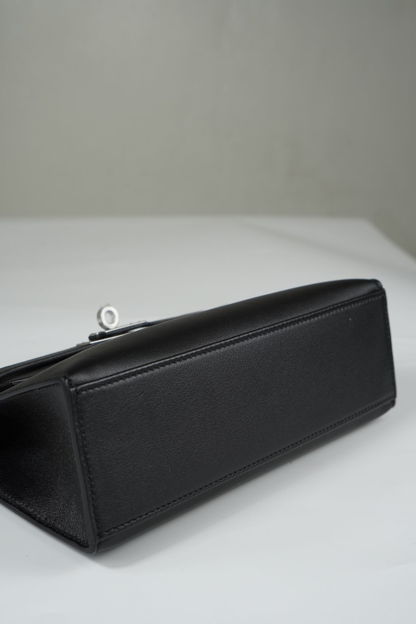 Kelly Pochette in Noir Swift leather