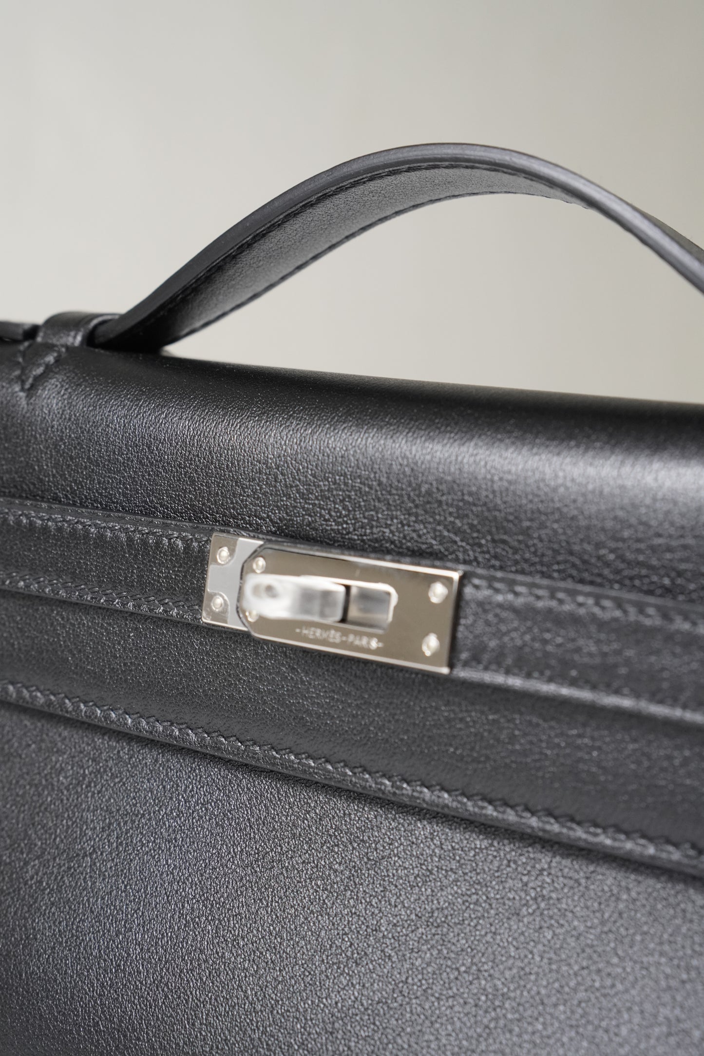 Kelly Pochette in Noir Swift leather