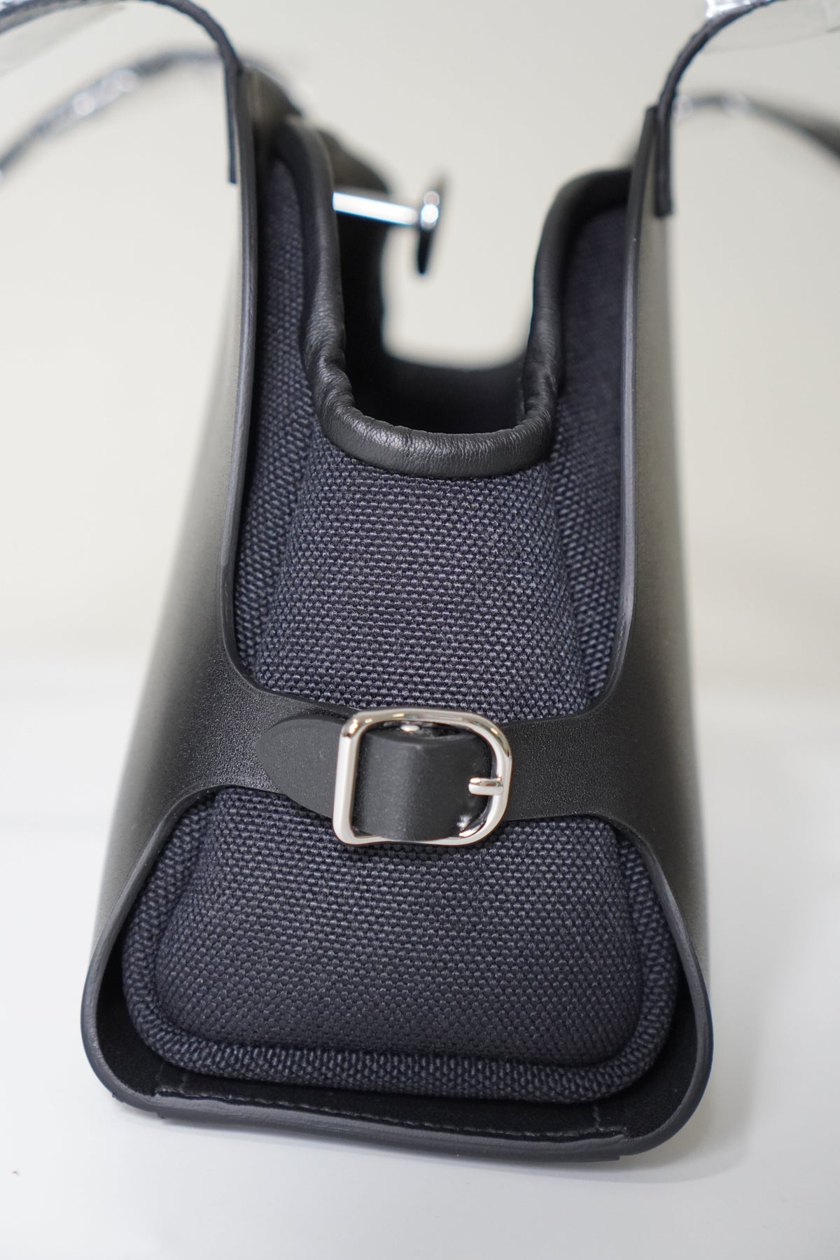 Tablier in Noir blends smooth Swift leather