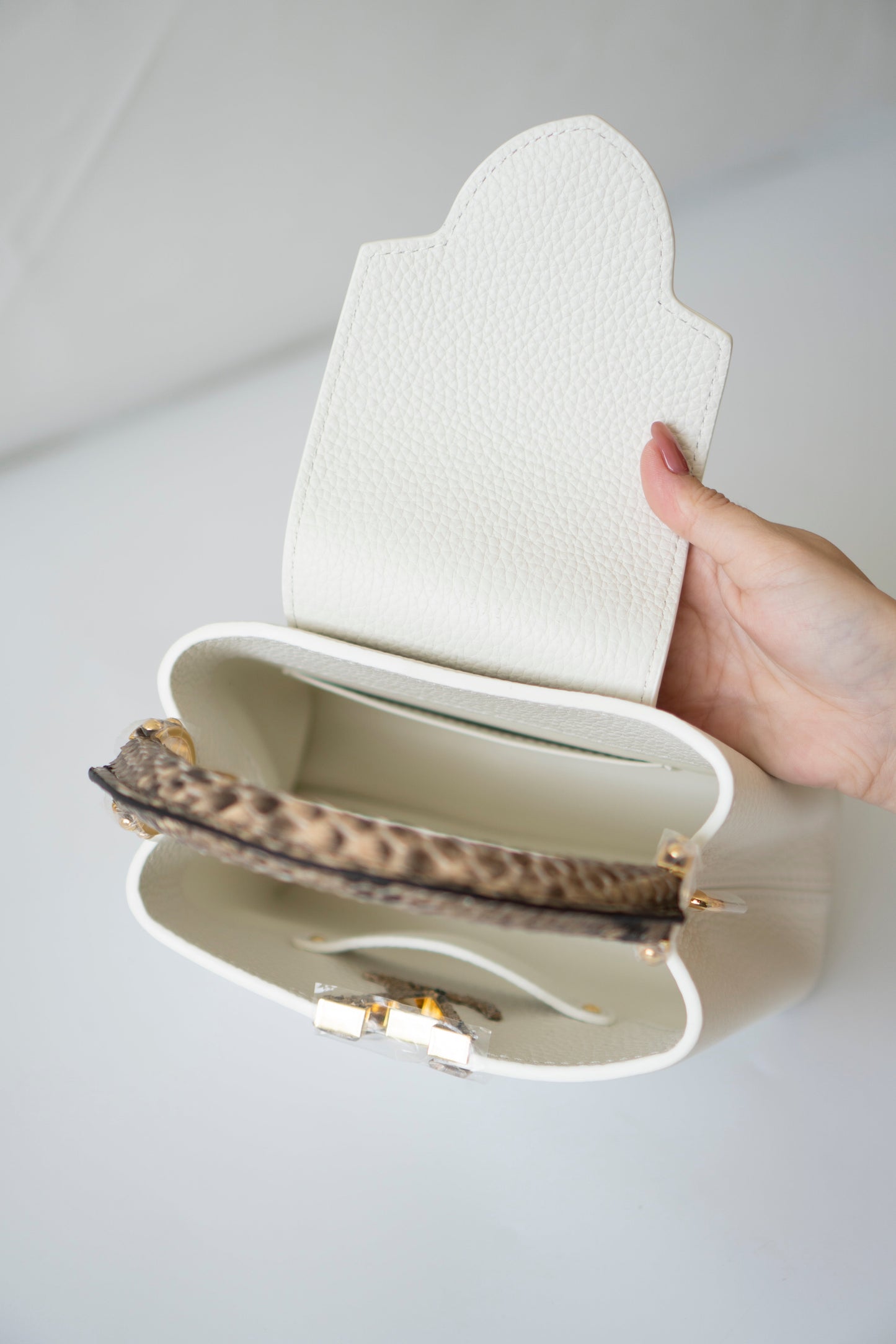 Capucines Mini – White Taurillon with Snakeskin Handle