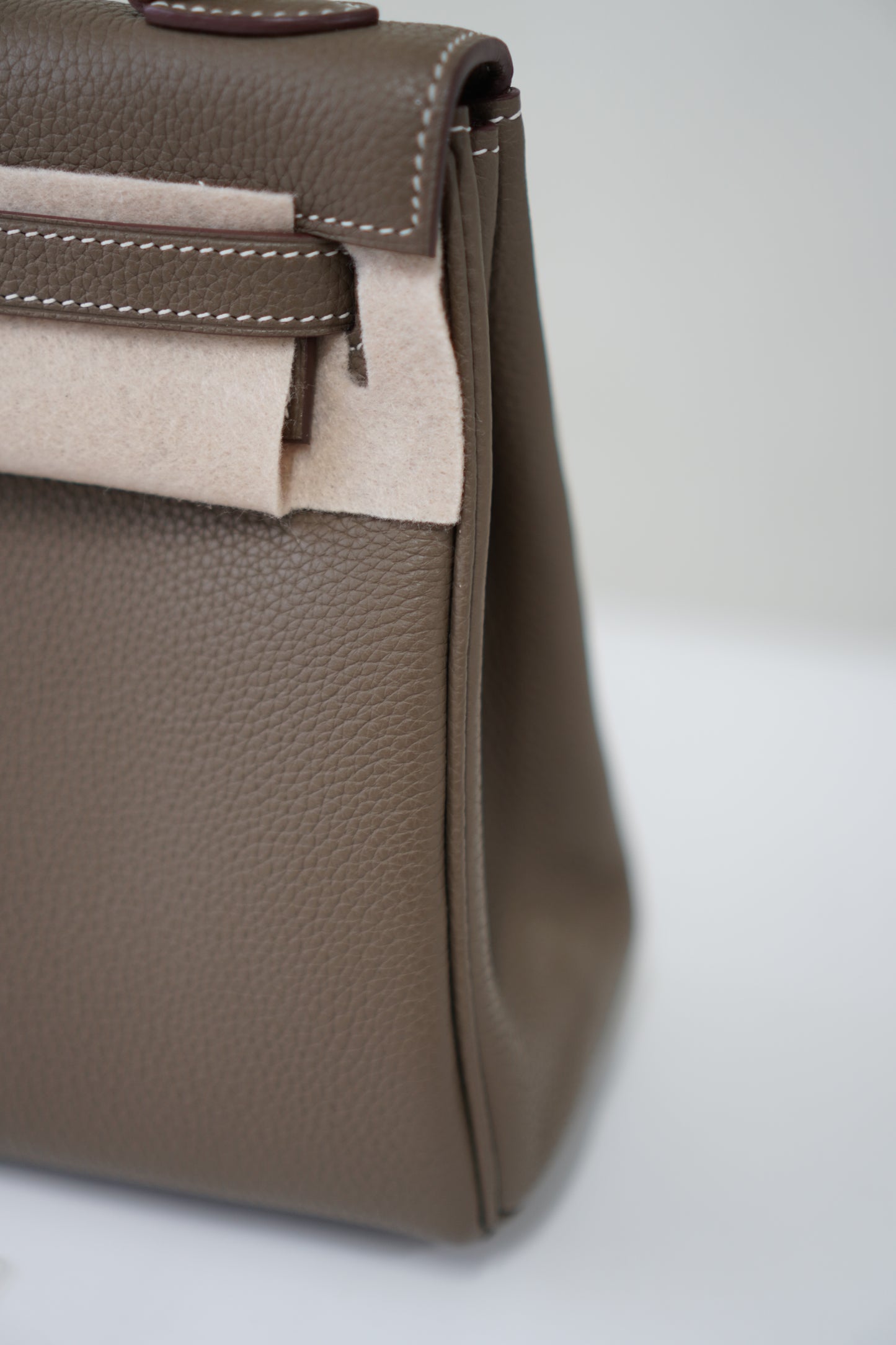 Kelly 25 in Etoupe Togo leather