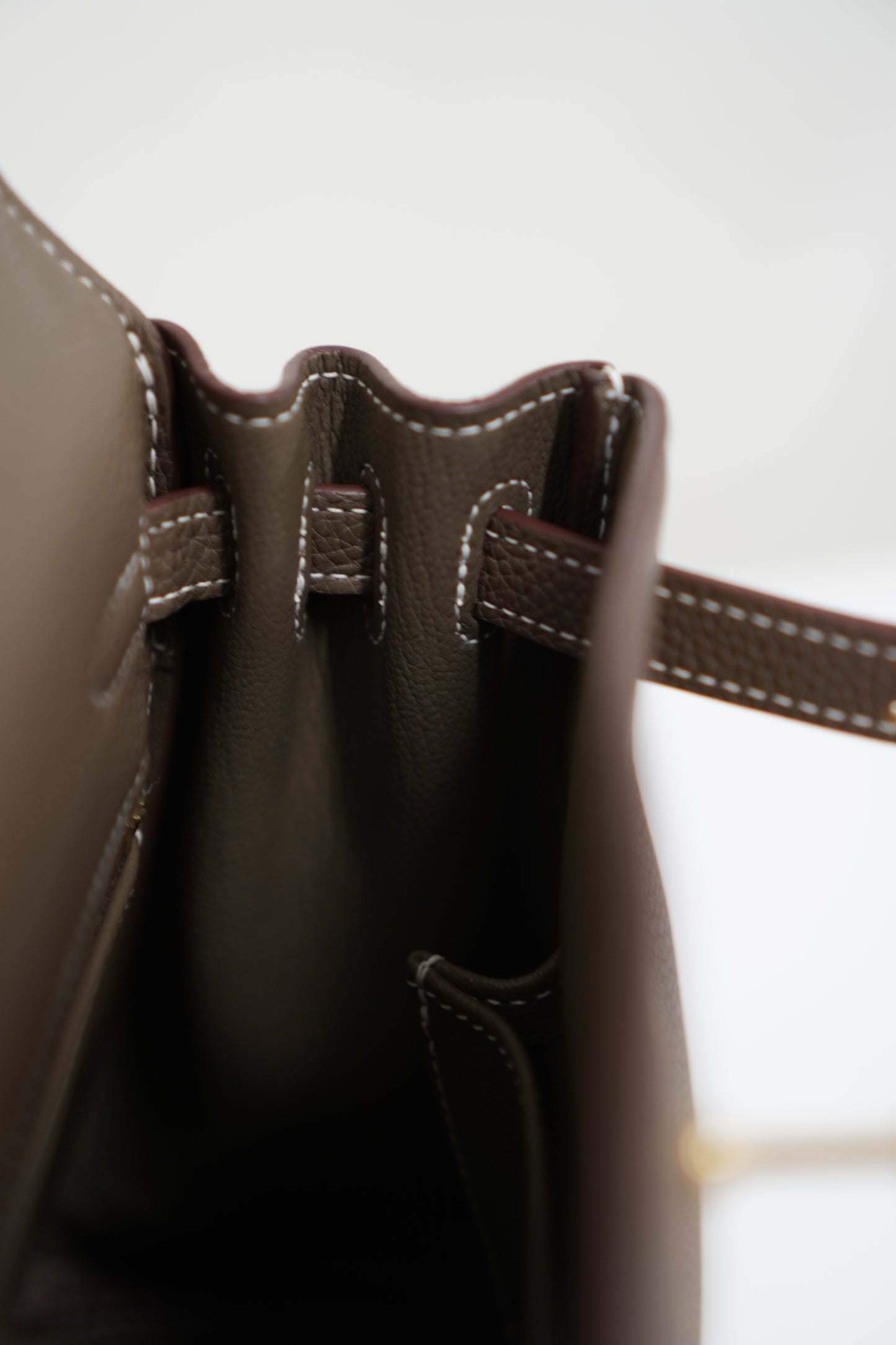 Kelly 25 in Etoupe Togo leather