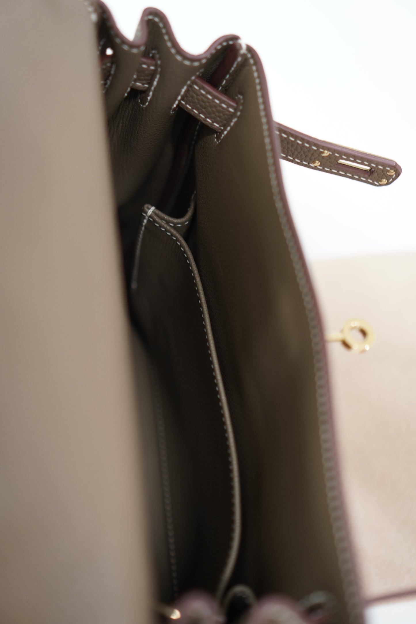 Kelly 25 in Etoupe Togo leather
