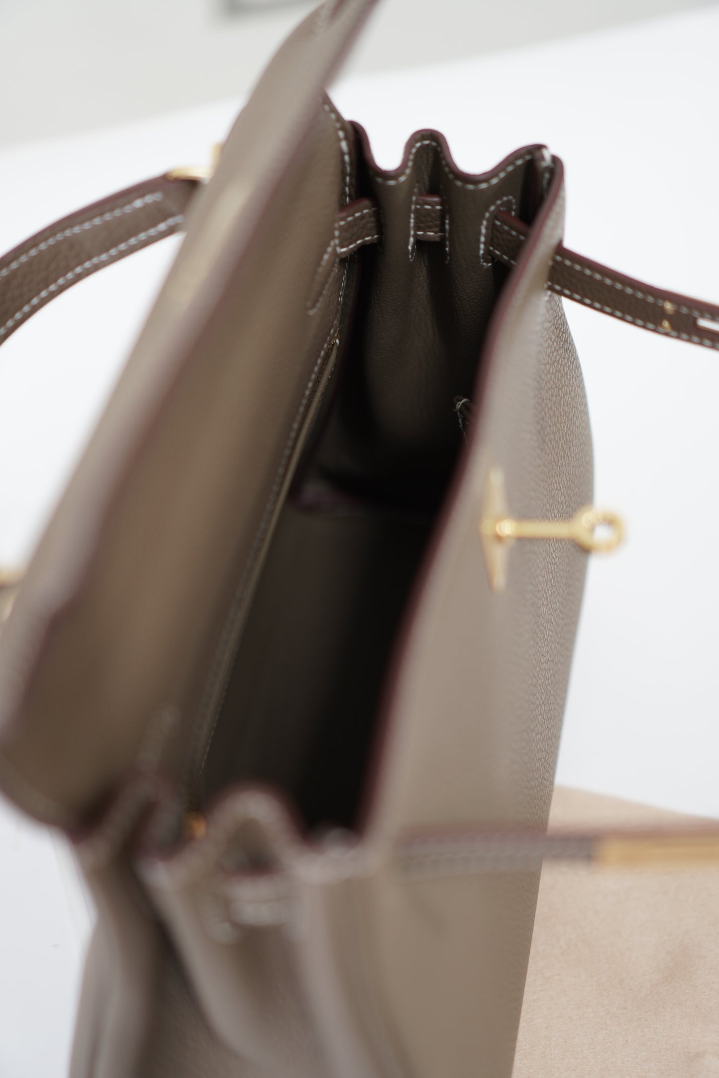 Kelly 25 in Etoupe Togo leather
