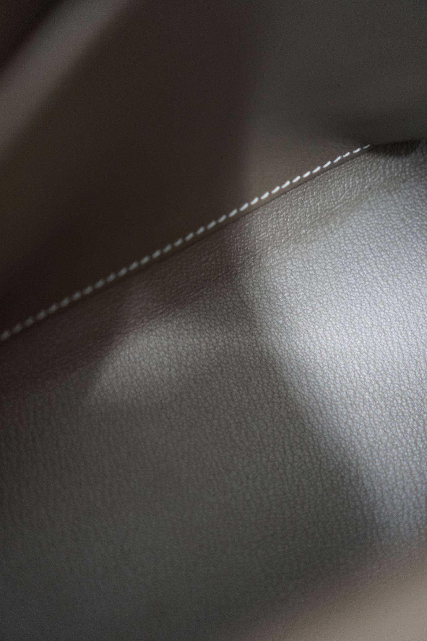 Kelly 25 in Etoupe Togo leather
