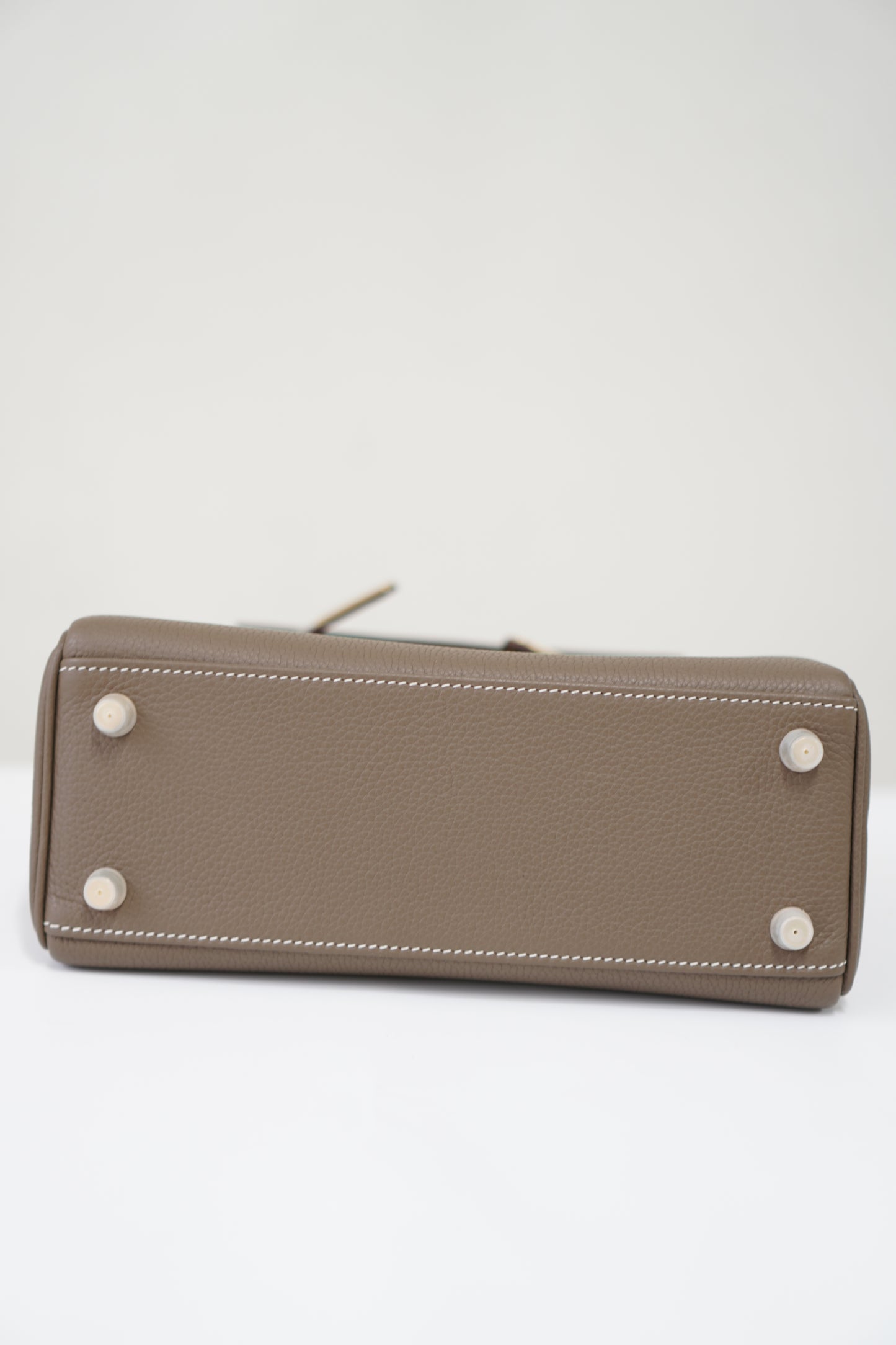 Kelly 25 in Etoupe Togo leather