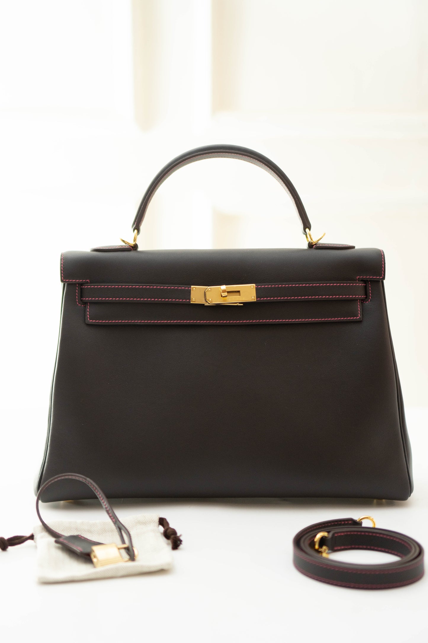 KL 32 in Ebene Epsom calfskin leather