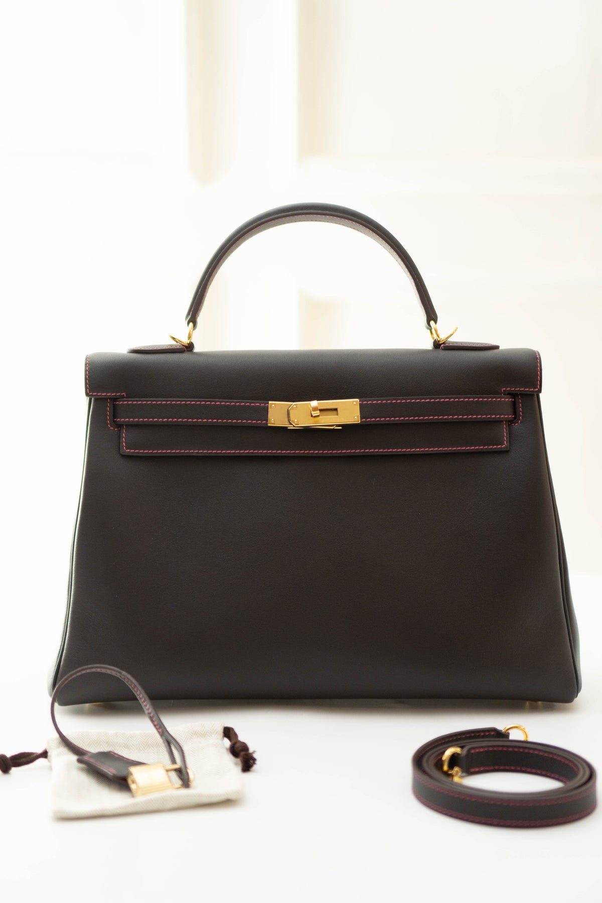 KL 32 in Ebene Epsom calfskin leather