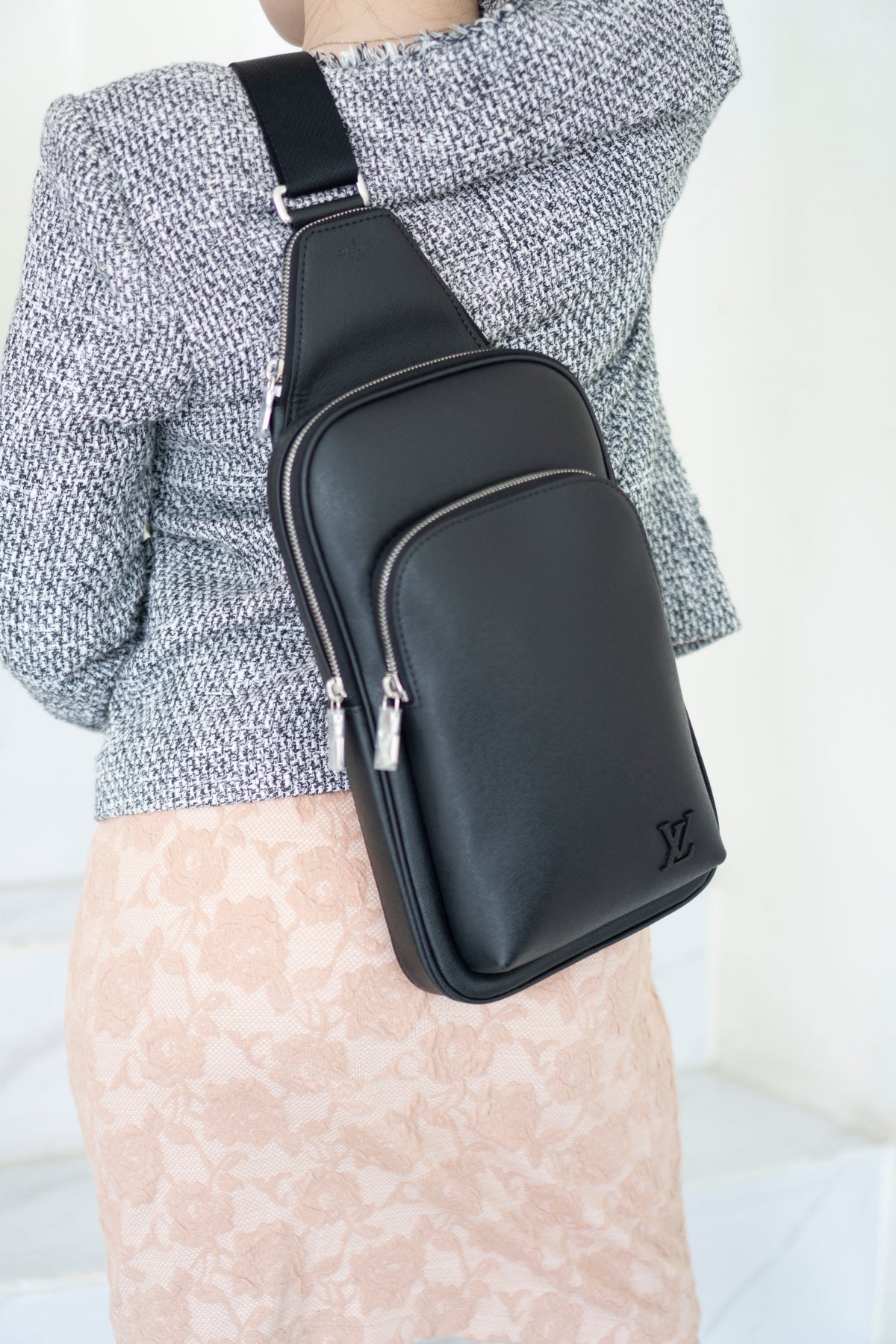 Avenue Sling Bag – Black Taiga Leather