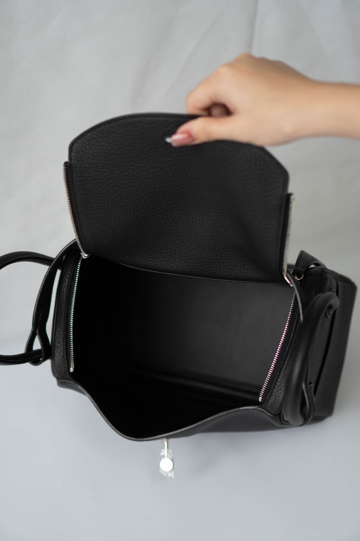 Lind 26 – Noir Clemence with Palladium Hardware