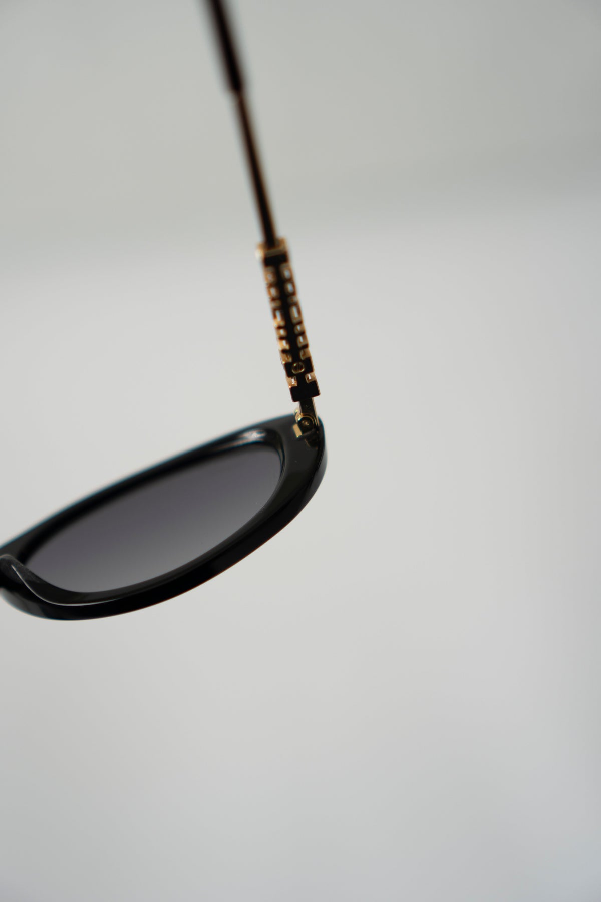 Oval Sunglasses in Shiny Black