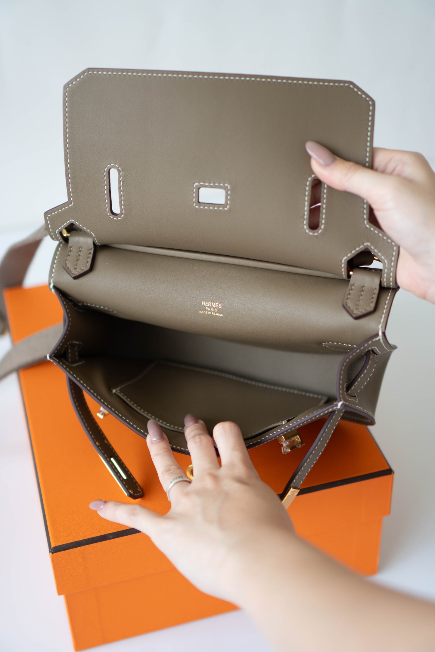 Mini Jypsière – Etoupe Swift Leather with Gold Hardware