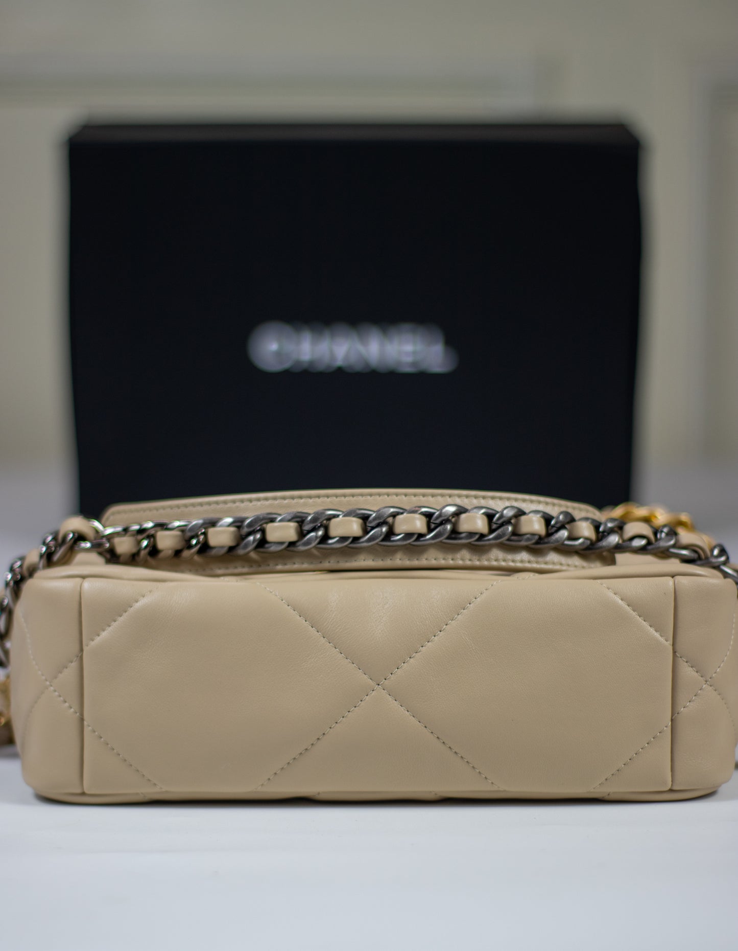 Small 19 Flap Bag in Beige Lambskin