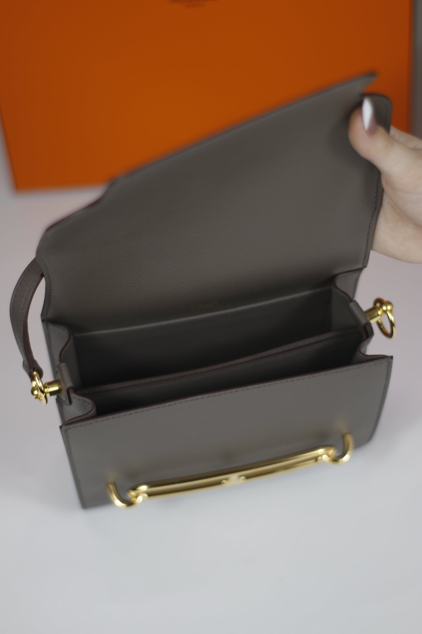 Roulis 18 – Etain with Gold Hardware