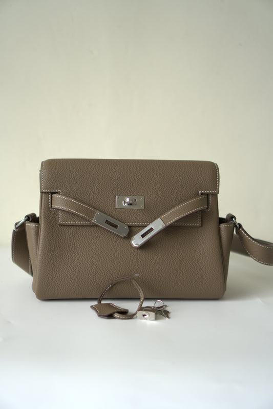Kelly Messenger in Étoupe