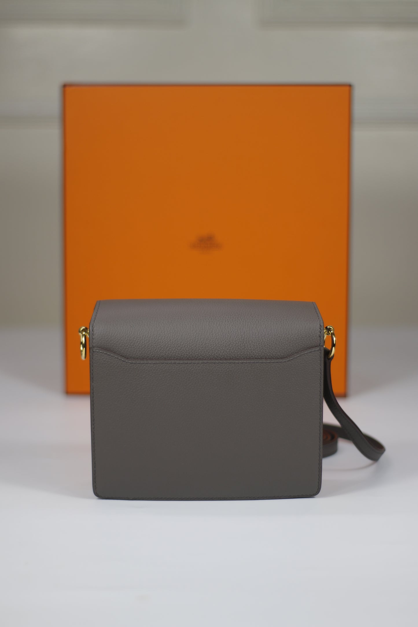 Roulis 18 – Etain with Gold Hardware