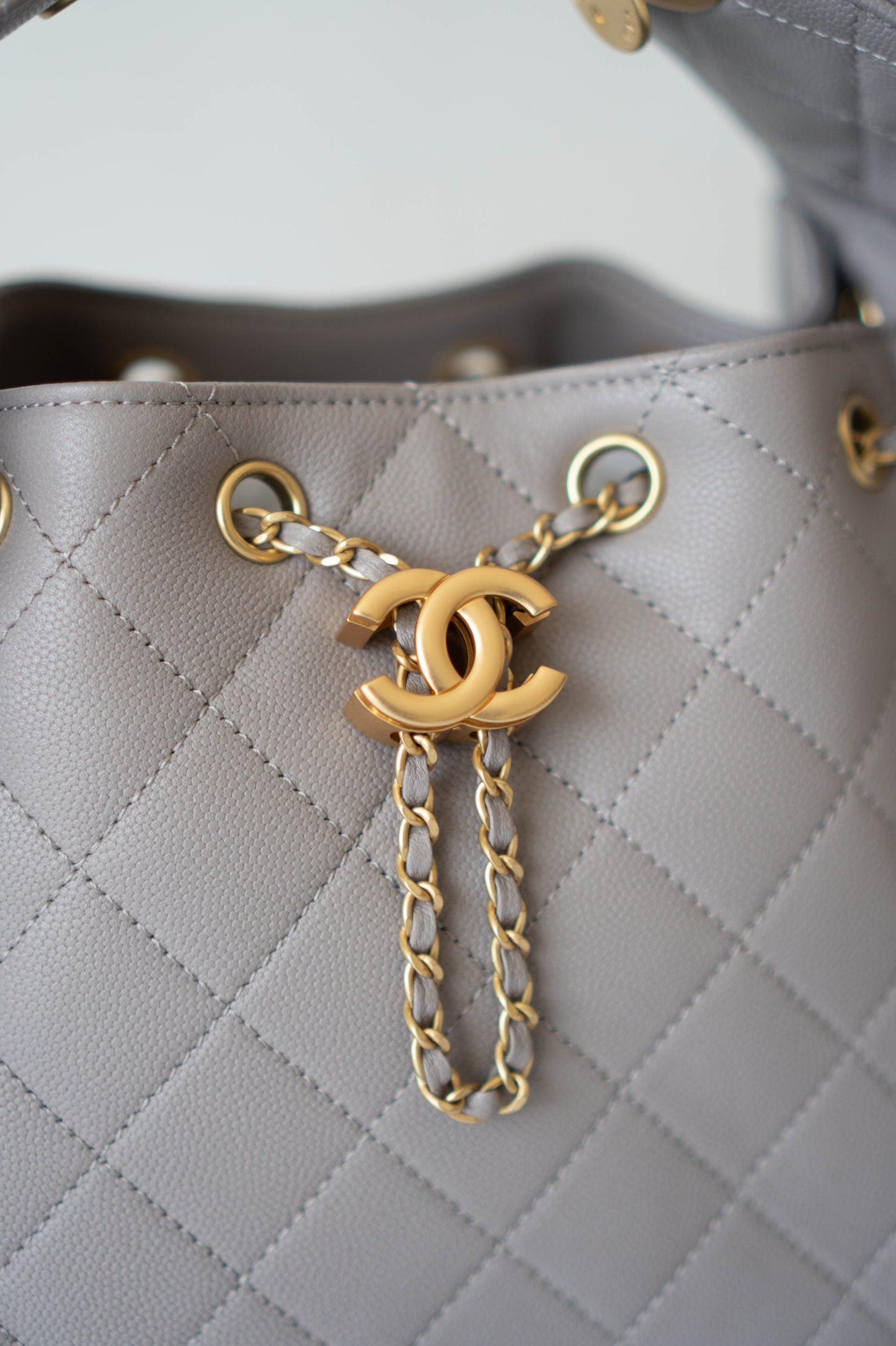 25K Small Hobo Bag – Lilac Grained Calfskin with Gold Hardware