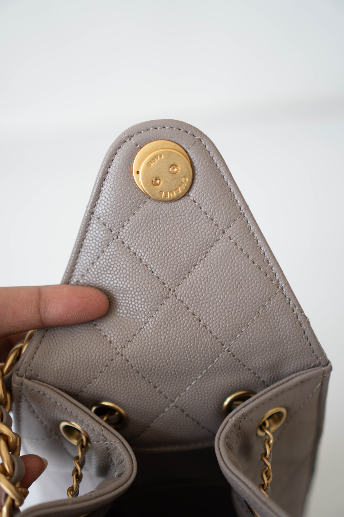 25K Small Hobo Bag – Lilac Grained Calfskin with Gold Hardware