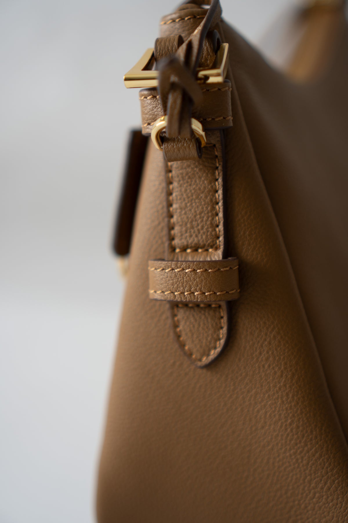 Arco Shoulder Bag – Caramel Brown Grained Leather with Gold Hardware