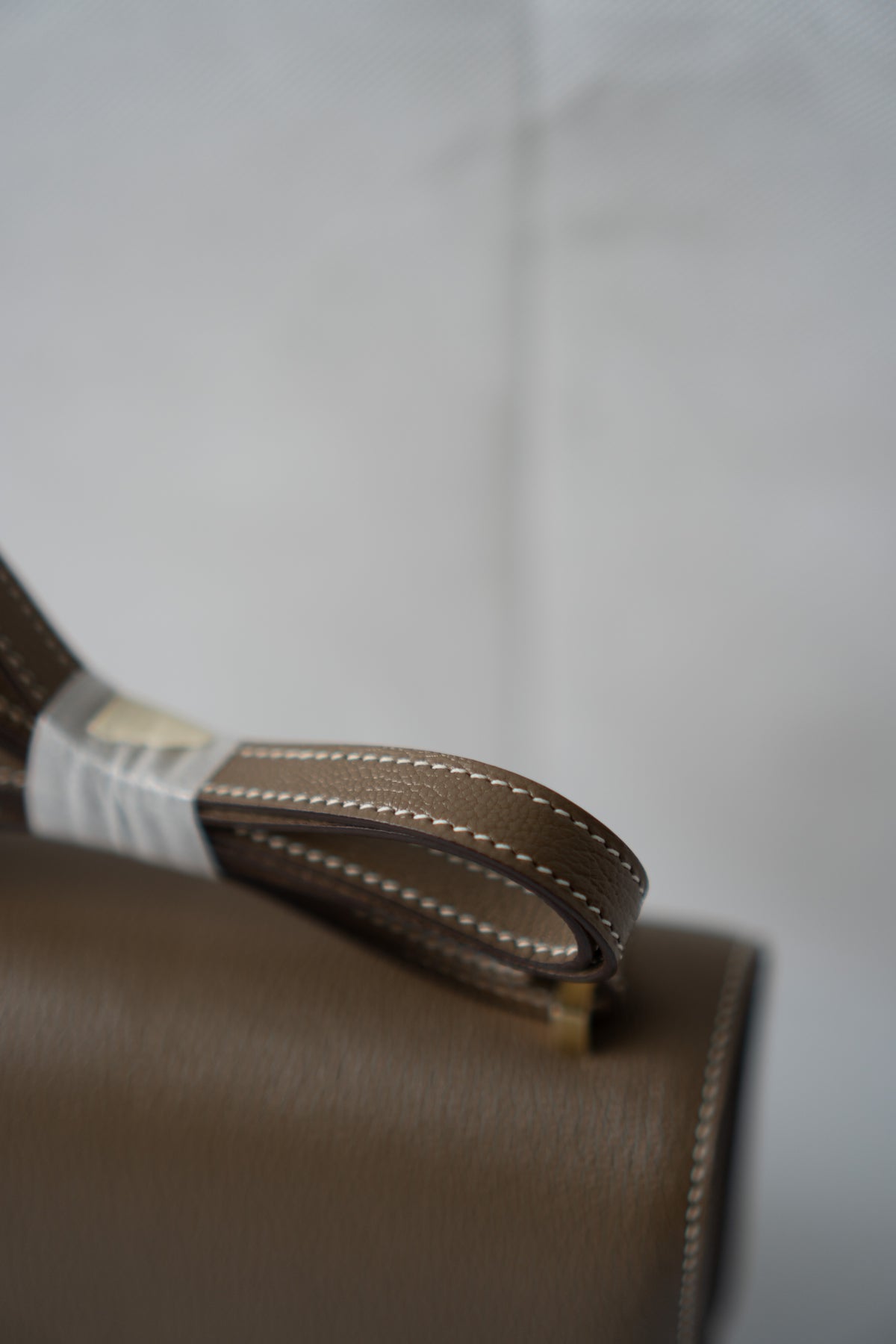Constanc 18 – Etoupe Epsom Leather with Gold Hardware