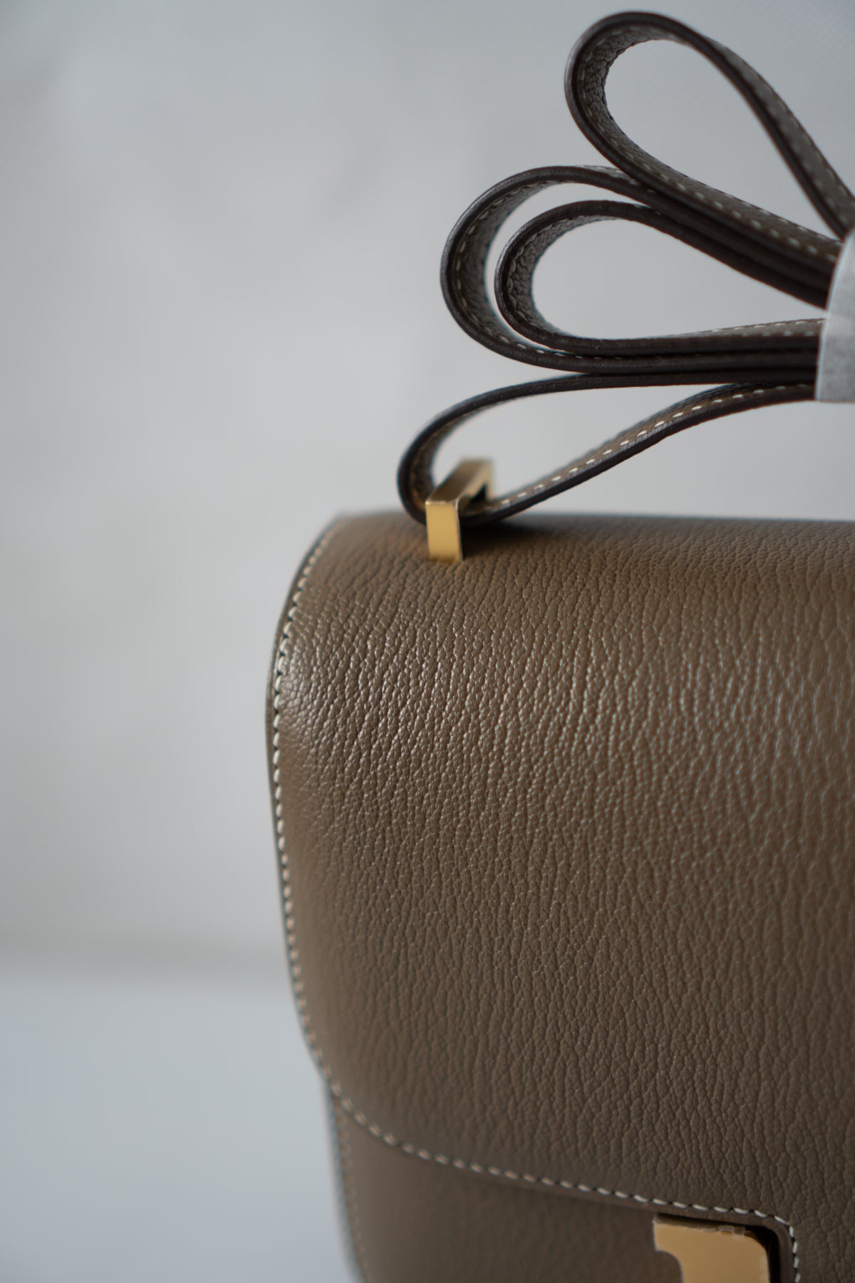 Constanc 18 – Etoupe Epsom Leather with Gold Hardware