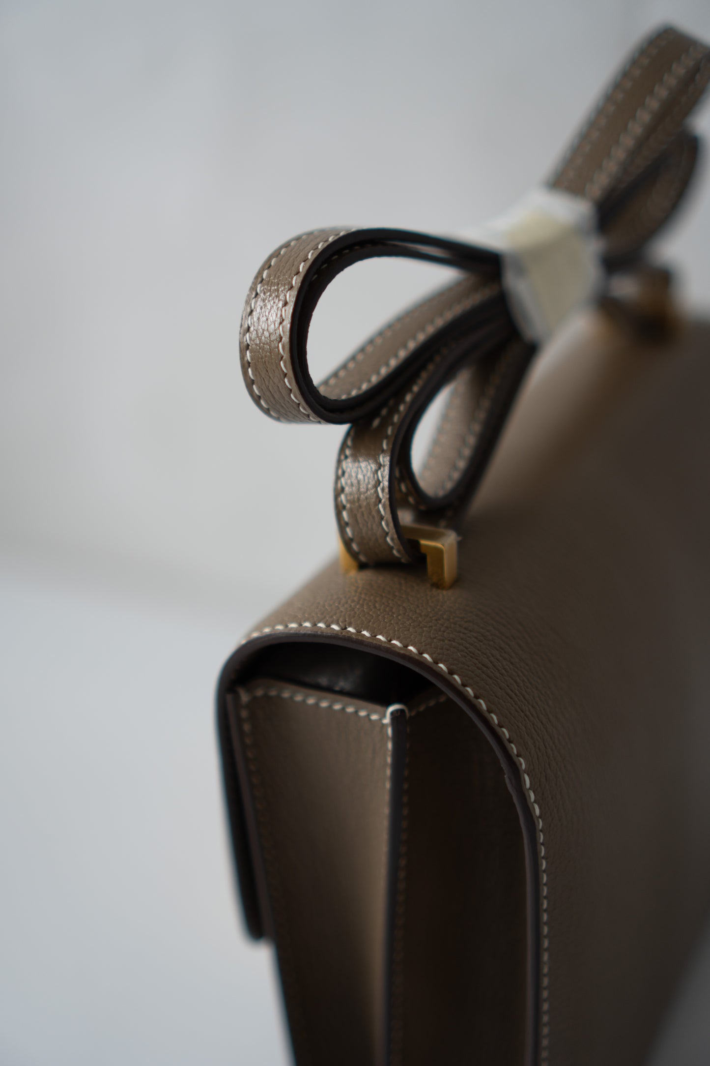 Constanc 18 – Etoupe Epsom Leather with Gold Hardware