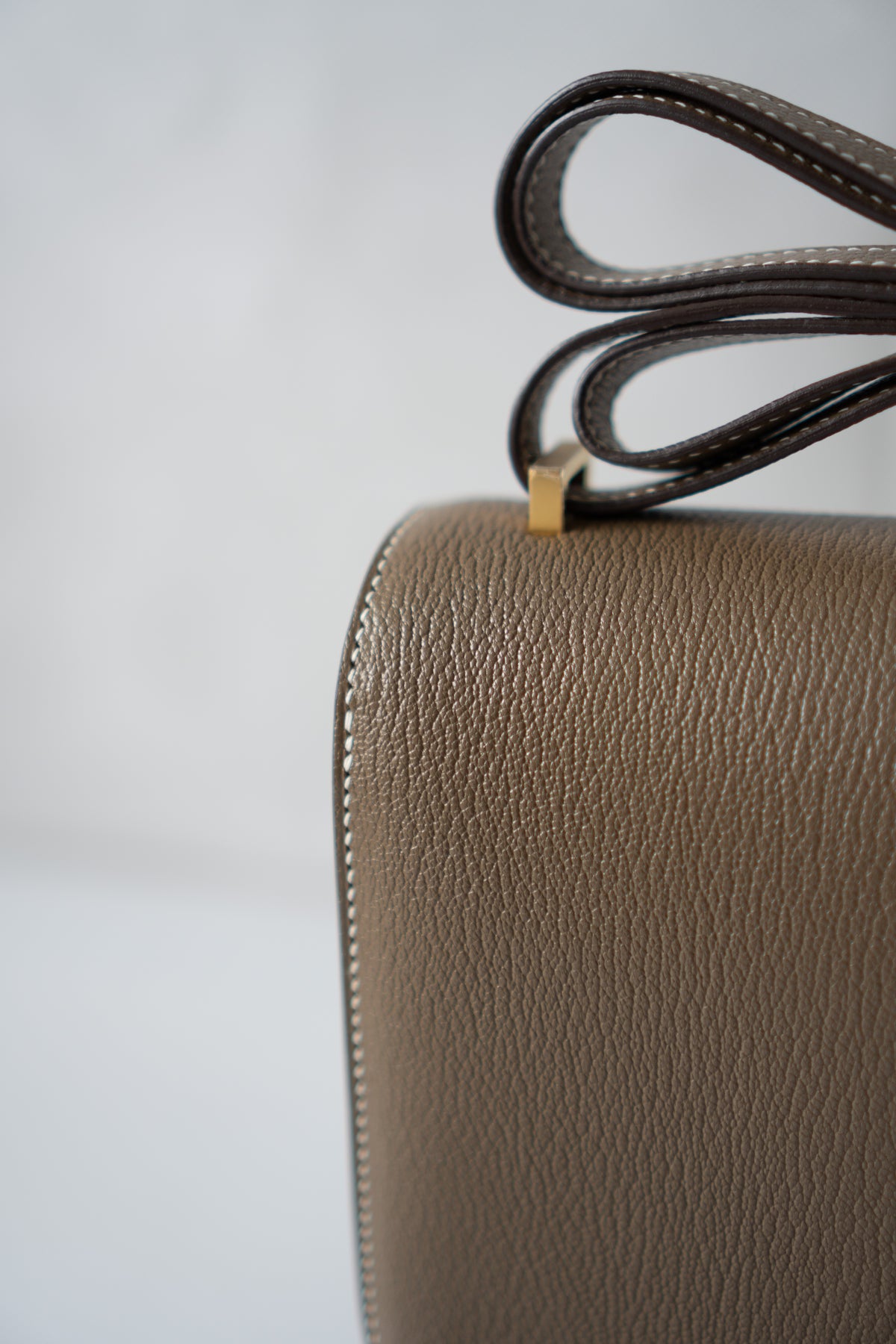 Constanc 18 – Etoupe Epsom Leather with Gold Hardware