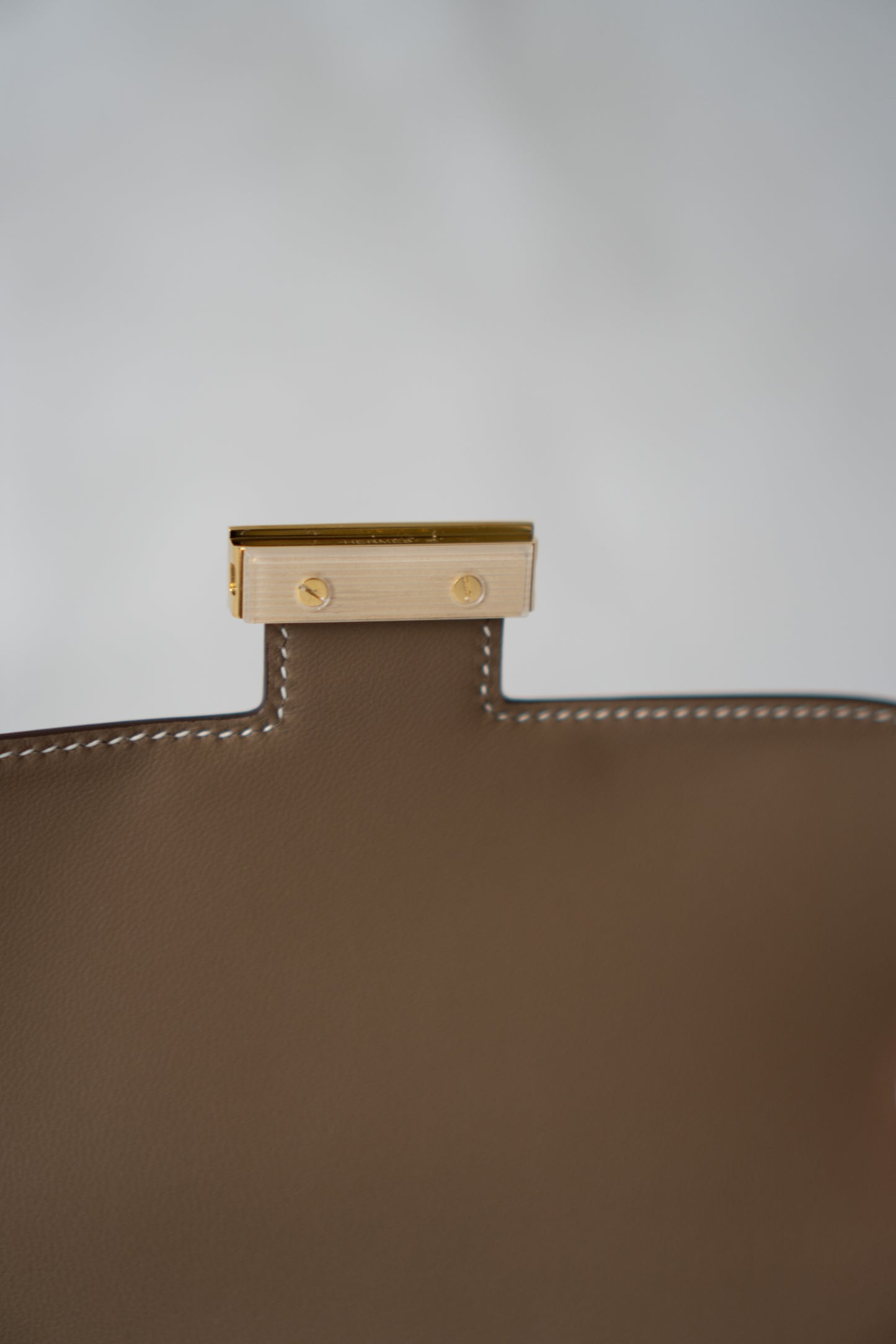 Constanc 18 – Etoupe Epsom Leather with Gold Hardware