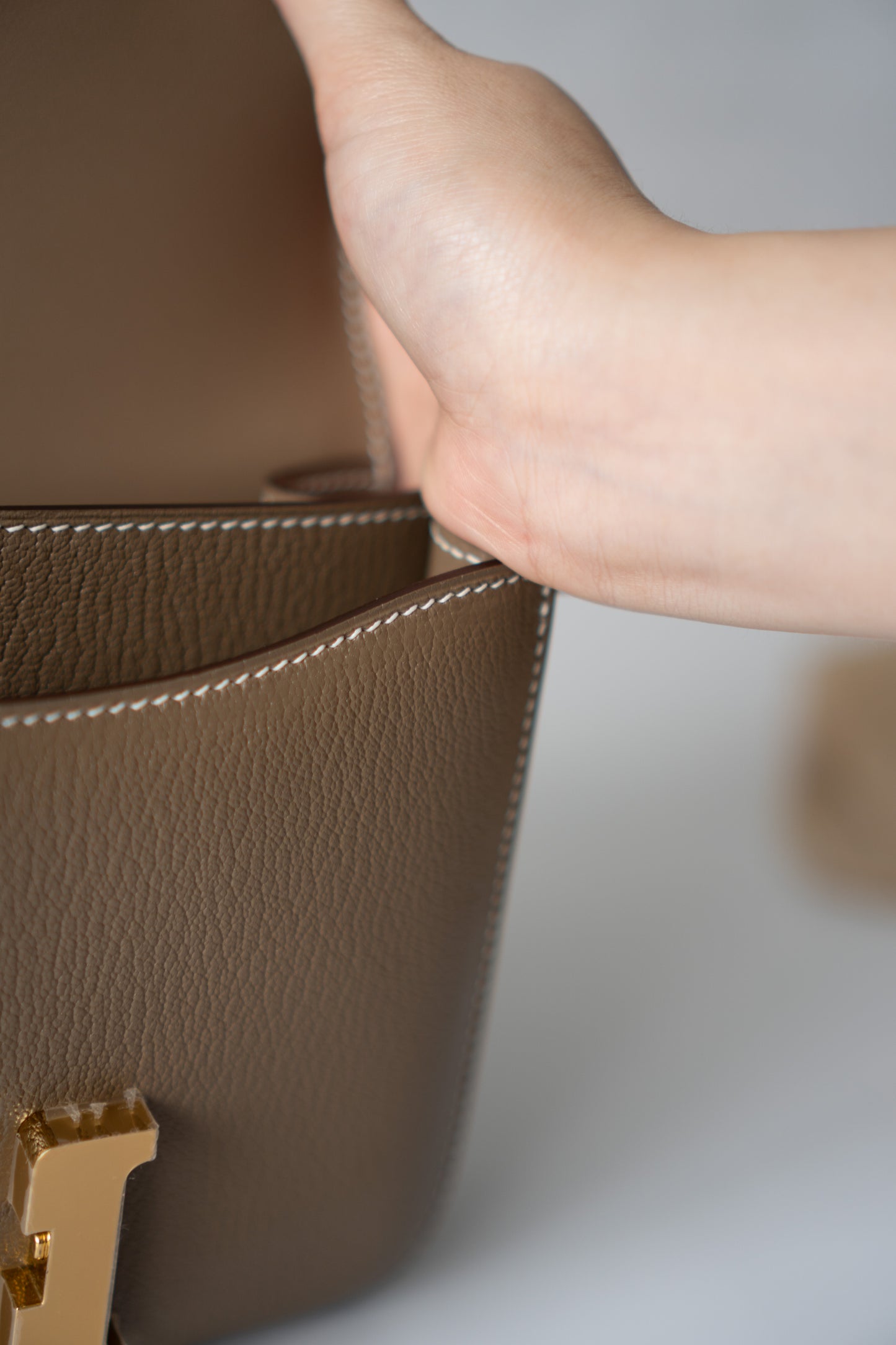 Constanc 18 – Etoupe Epsom Leather with Gold Hardware